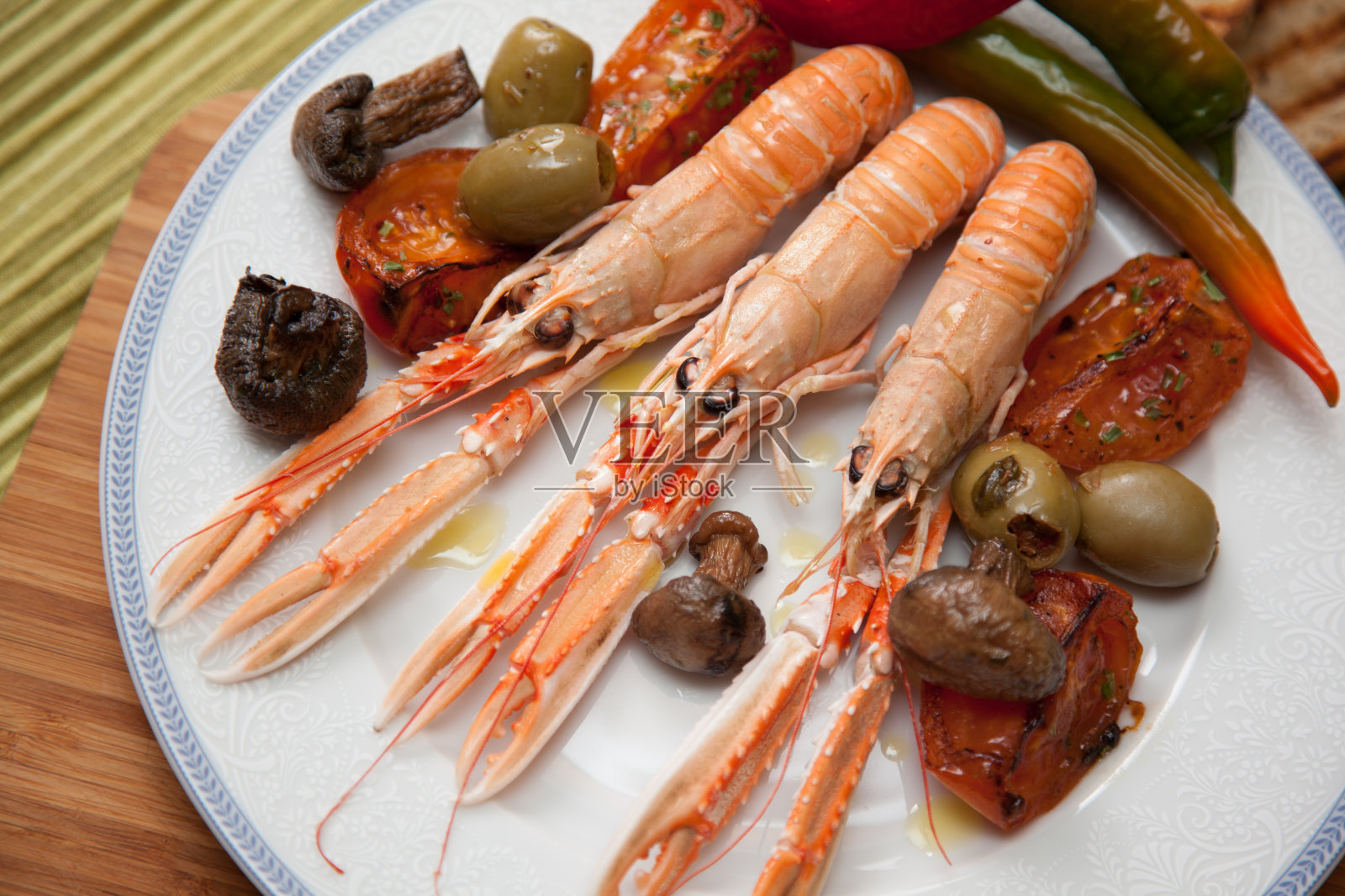 盘子里的虾照片摄影图片