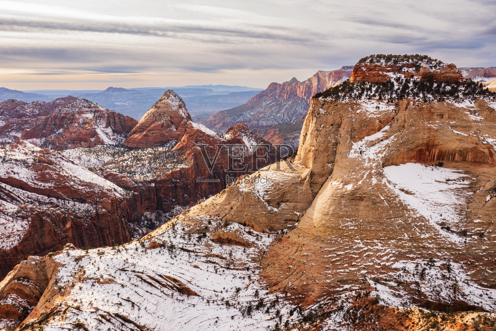 锡安峡谷的景观在冬天被雪覆盖照片摄影图片