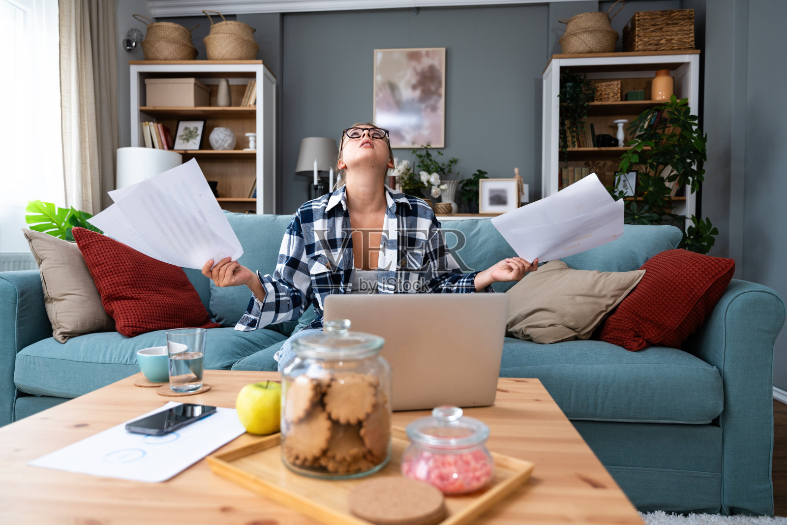年轻的女企业家，小公司的老板，会计看着财务统计，脸上带着担忧和困惑的表情。在家办公的女性顾问专家照片摄影图片