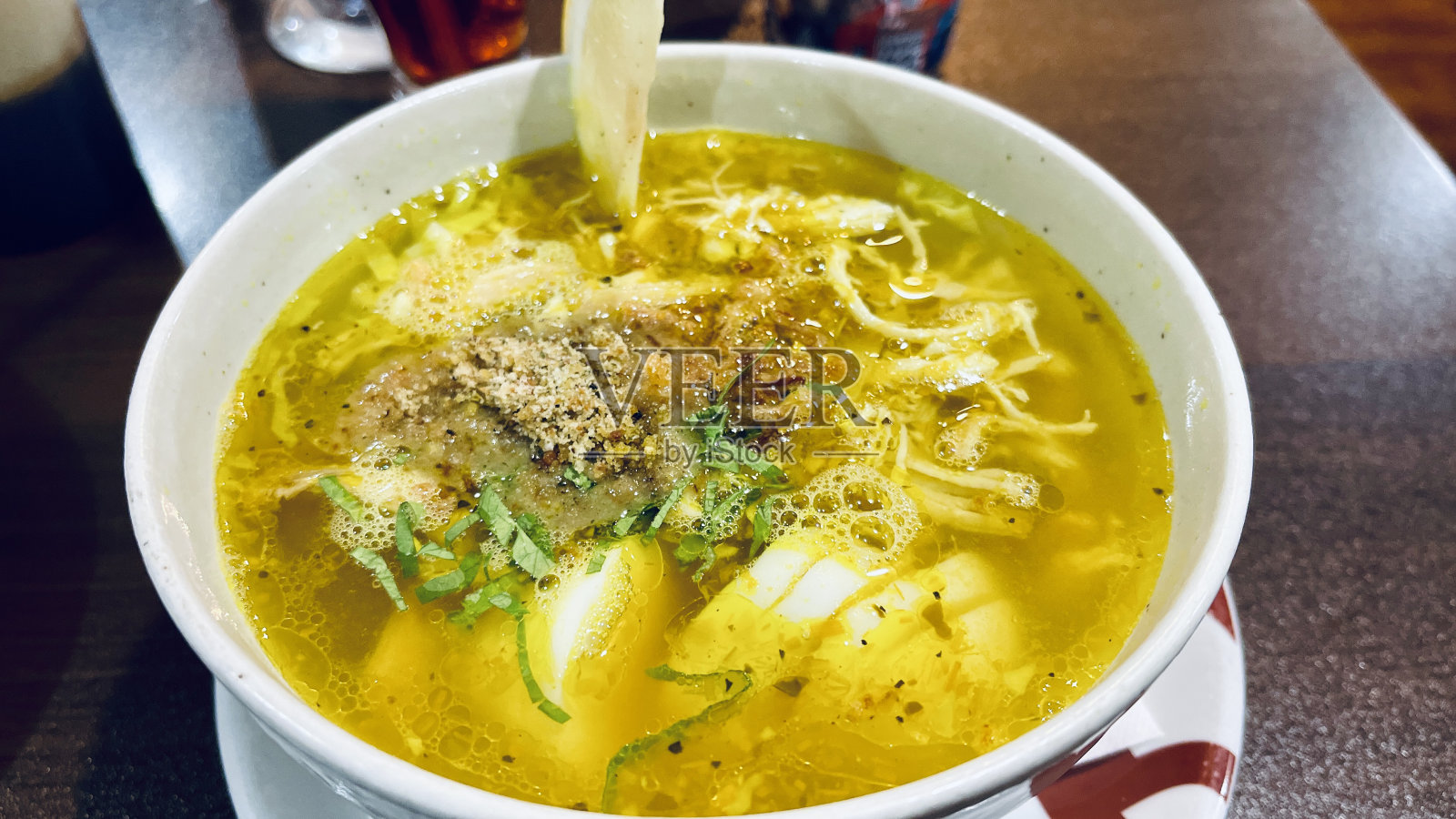 Soto ayam，加黄酱的鸡汤照片摄影图片