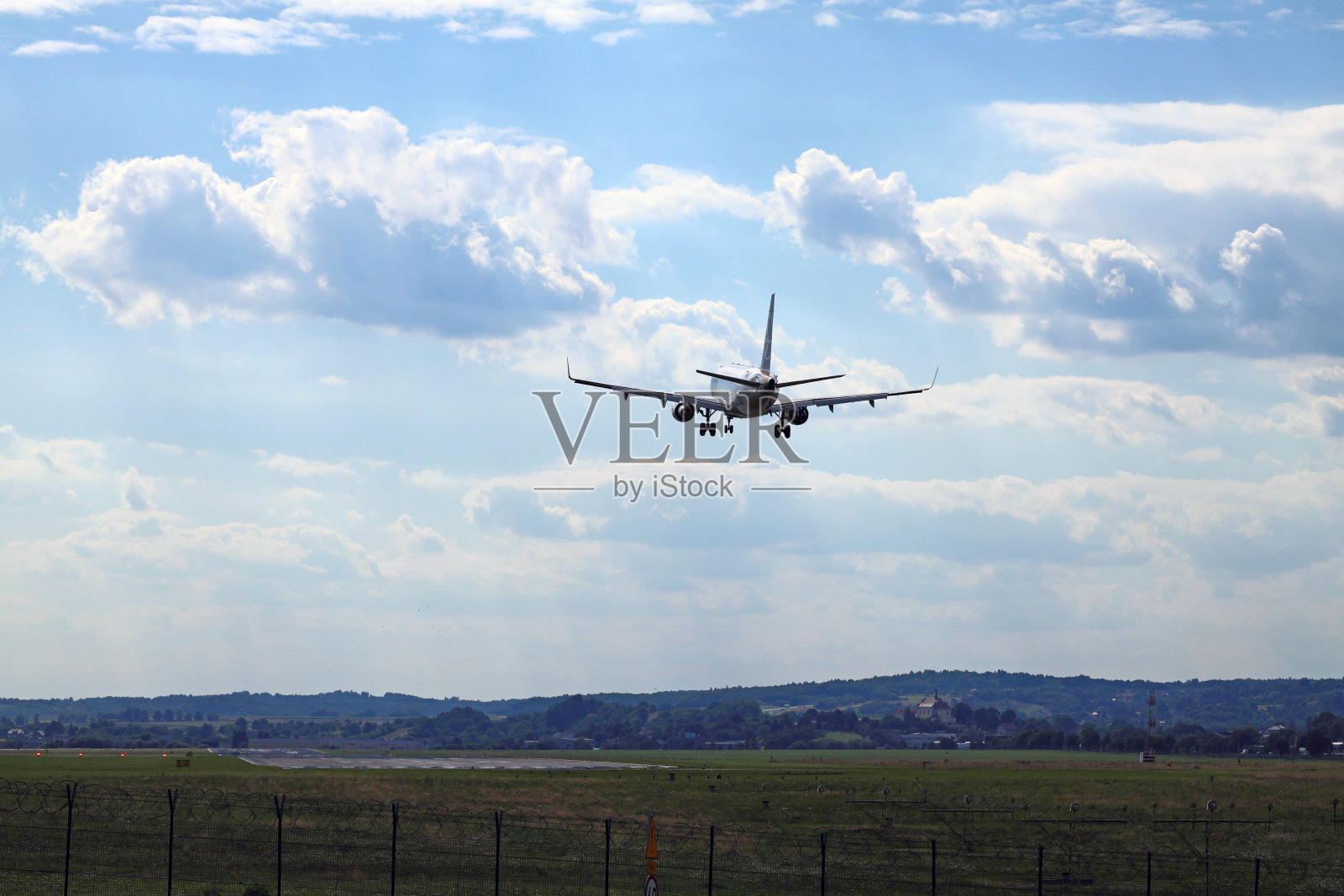 飞机从侧面接近着陆的飞机照片摄影图片