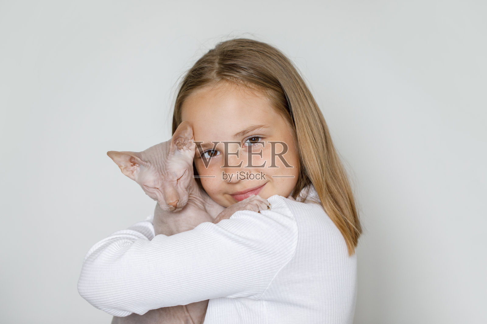 幸福漂亮的黑发女孩与猫在白色背景的肖像照片摄影图片