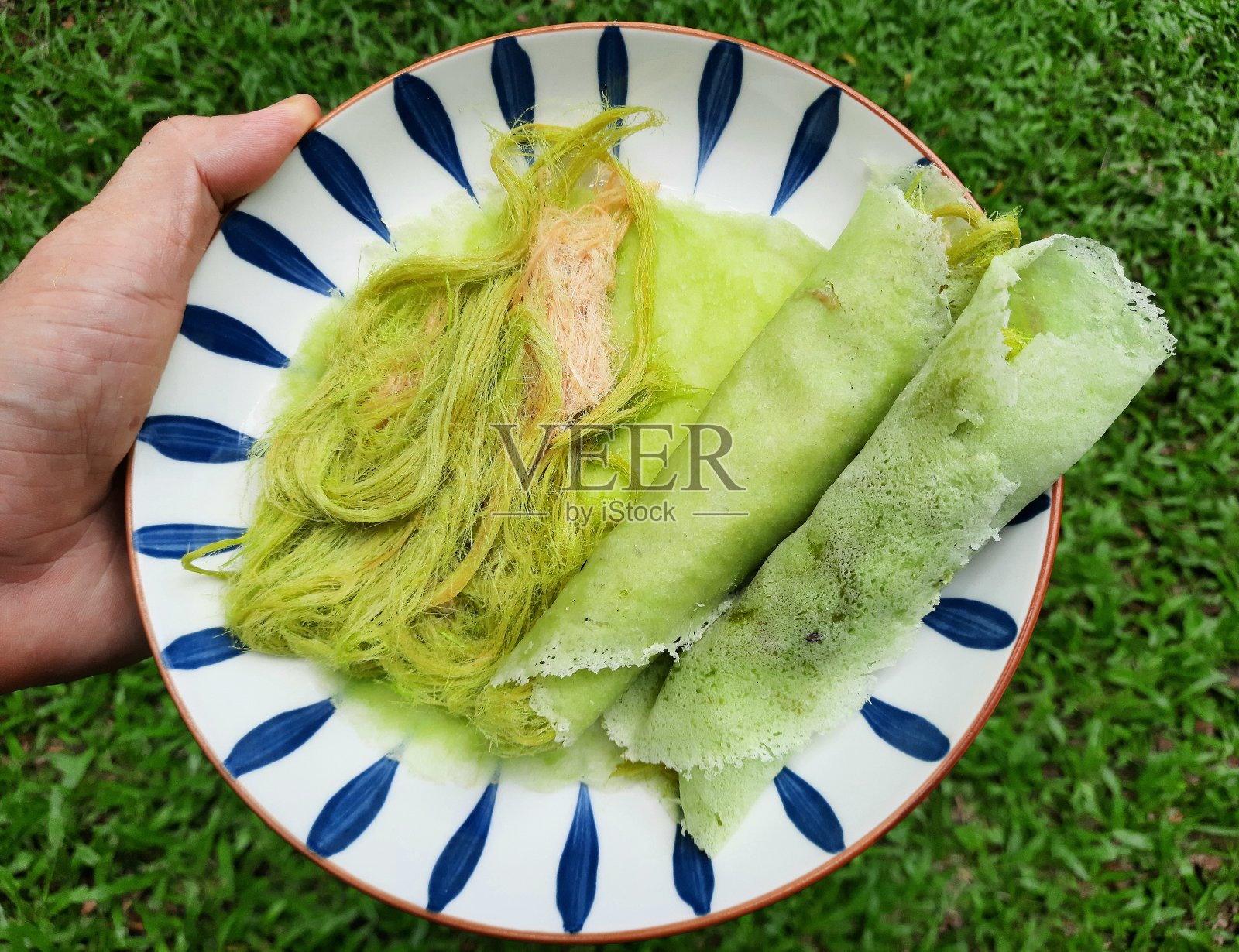 盘里的印度烤肉和棉花糖——甜点心。照片摄影图片