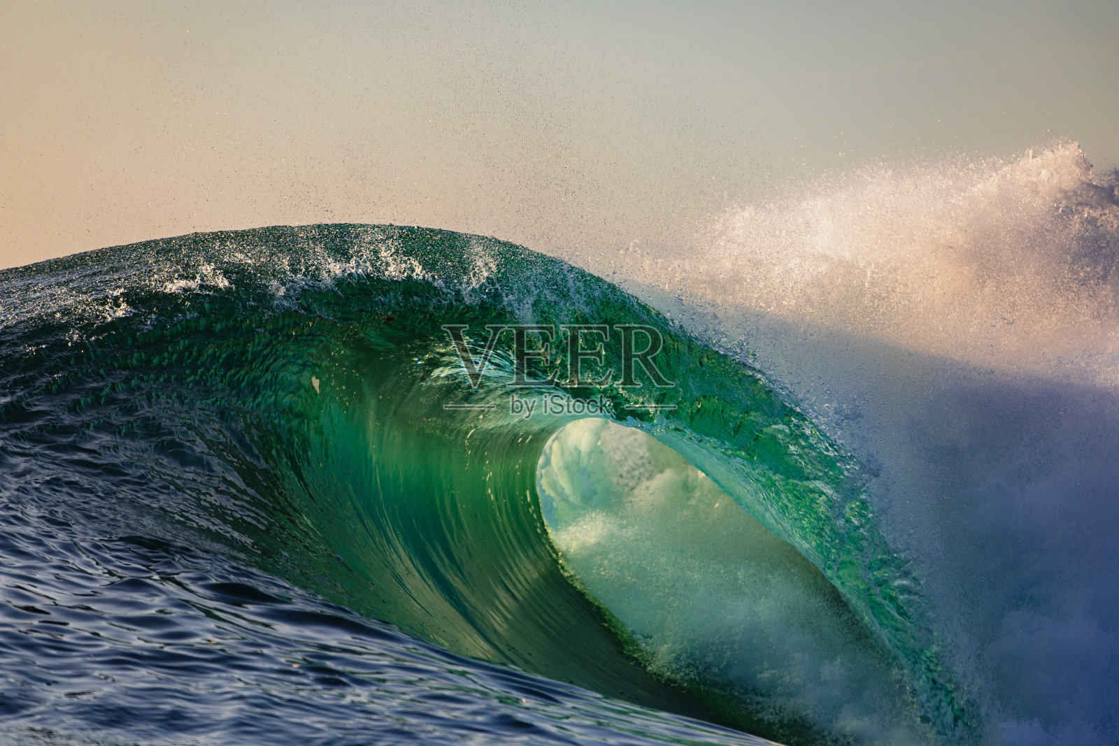 强大的海浪在日出时冲破金色天空的海洋照片摄影图片