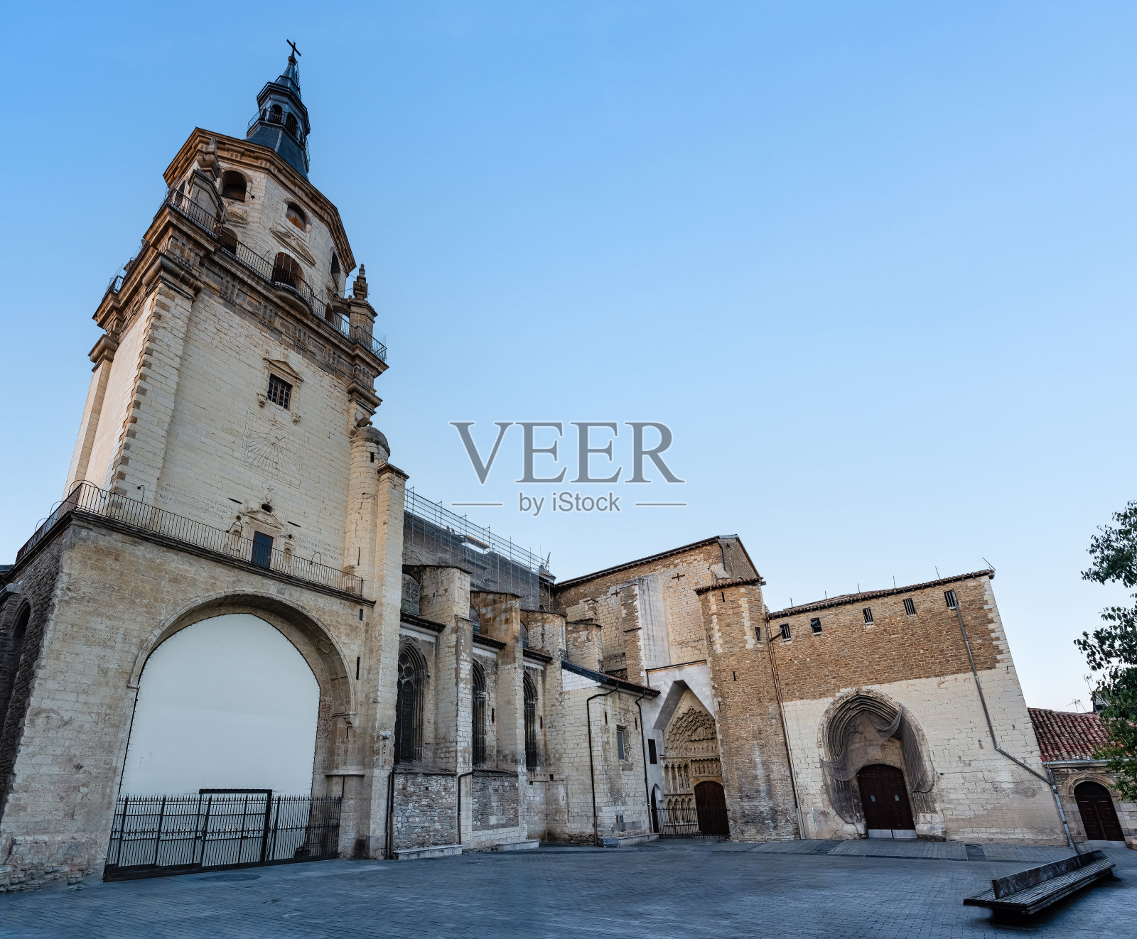 巴斯克地区的维多利亚市，正在进行永久修复的旧圣玛丽亚大教堂。照片摄影图片