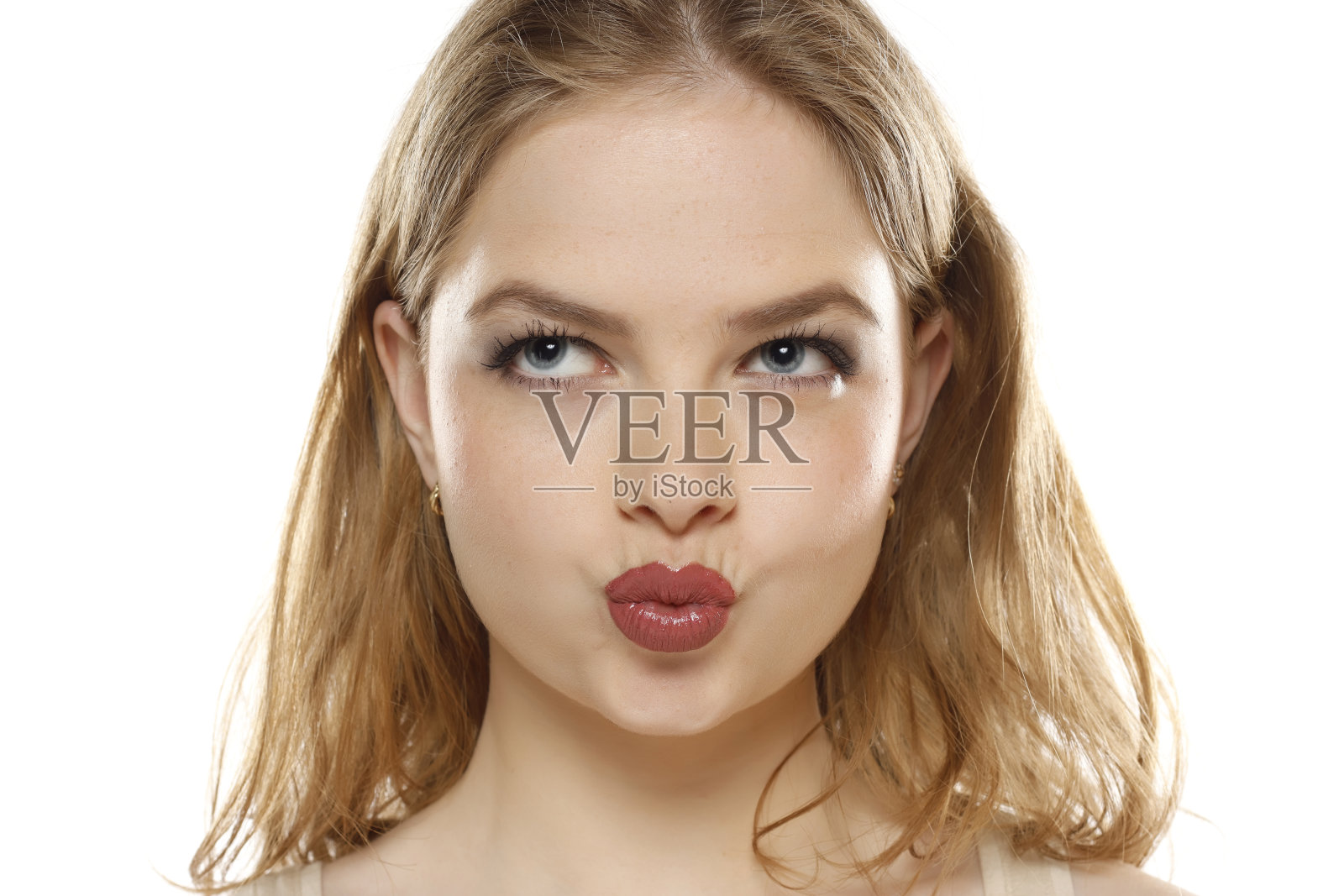 一个迷人的女人在白色背景上做亲吻手势的肖像照片摄影图片