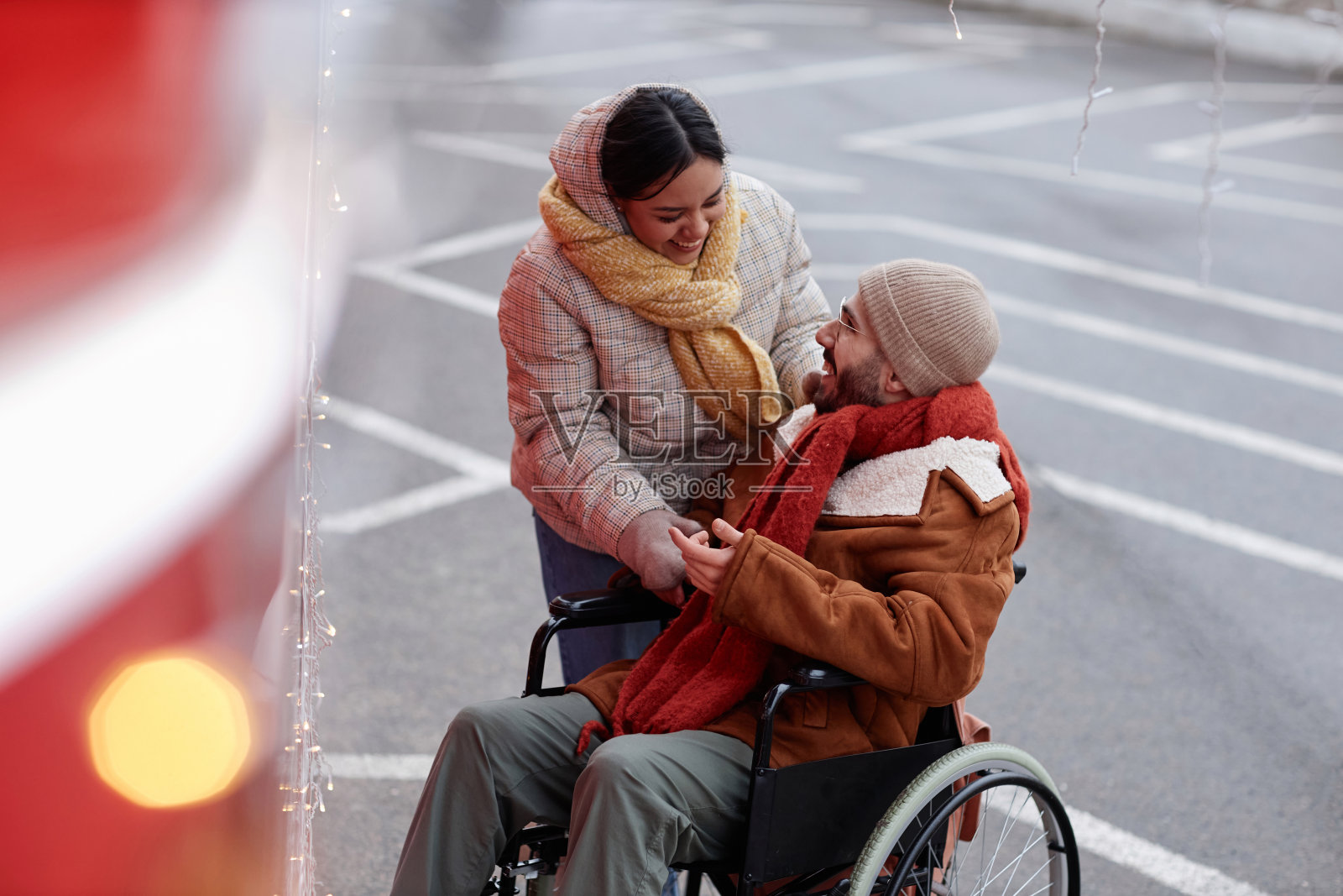 浪漫的年轻夫妇和坐轮椅的男人在户外约会照片摄影图片