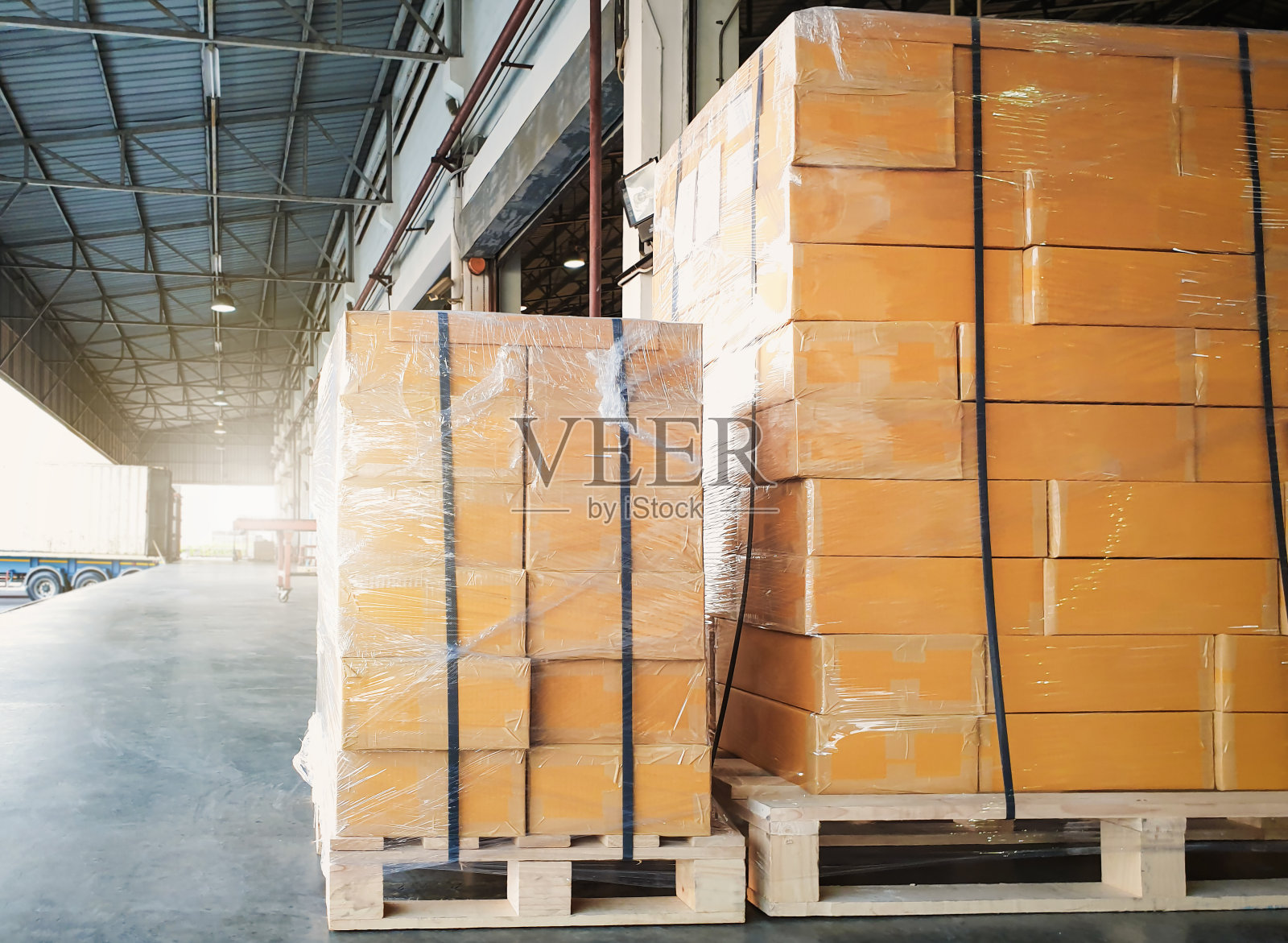 包装盒，包装塑料，堆放在托盘上。采购产品仓库运输，配送仓库，运输箱，供应链，货物供应仓库物流。照片摄影图片