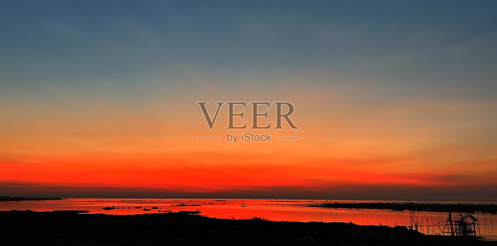 柔和的渐变日落背景上柔和的自然日出宁静的早晨河户外。天堂的心灵在度假甲板上欣赏动人的阳光，天空夏天的云。照片摄影图片