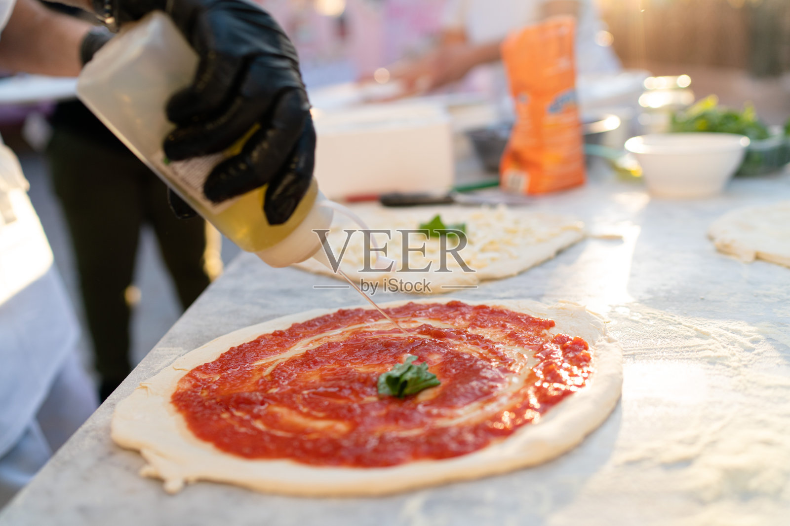 披萨厨师正在准备那不勒斯披萨。意大利最有名的菜照片摄影图片