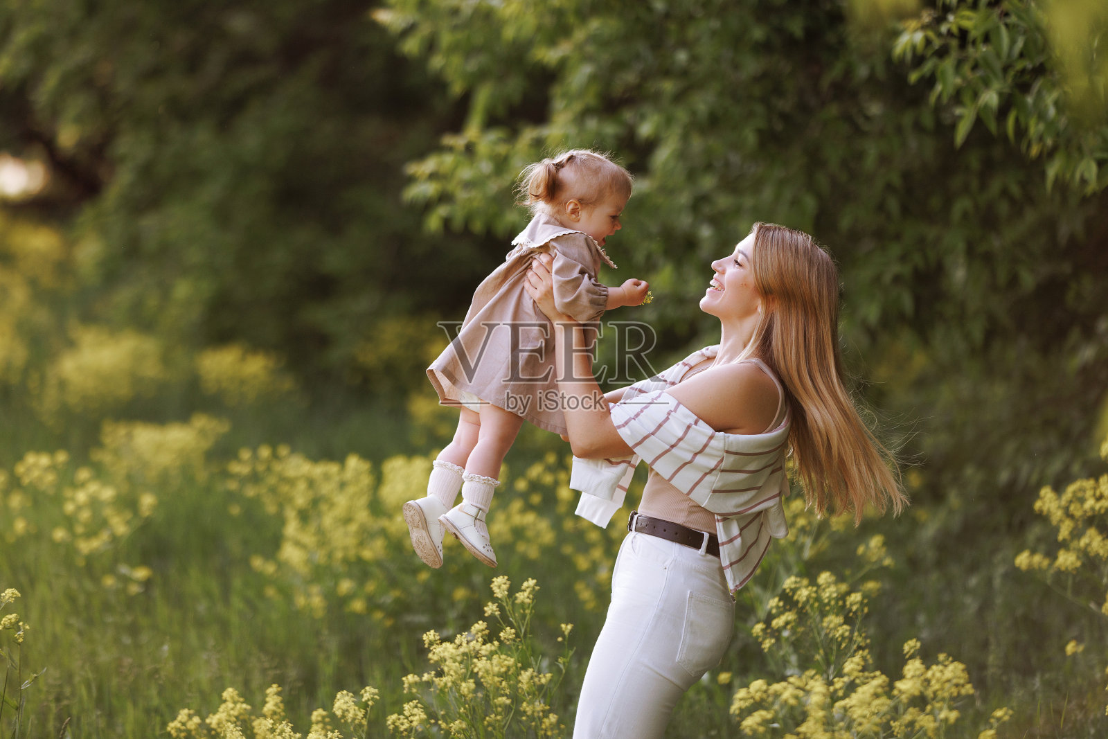 穿着便服的年轻欧洲妇女带着一个小孩照片摄影图片