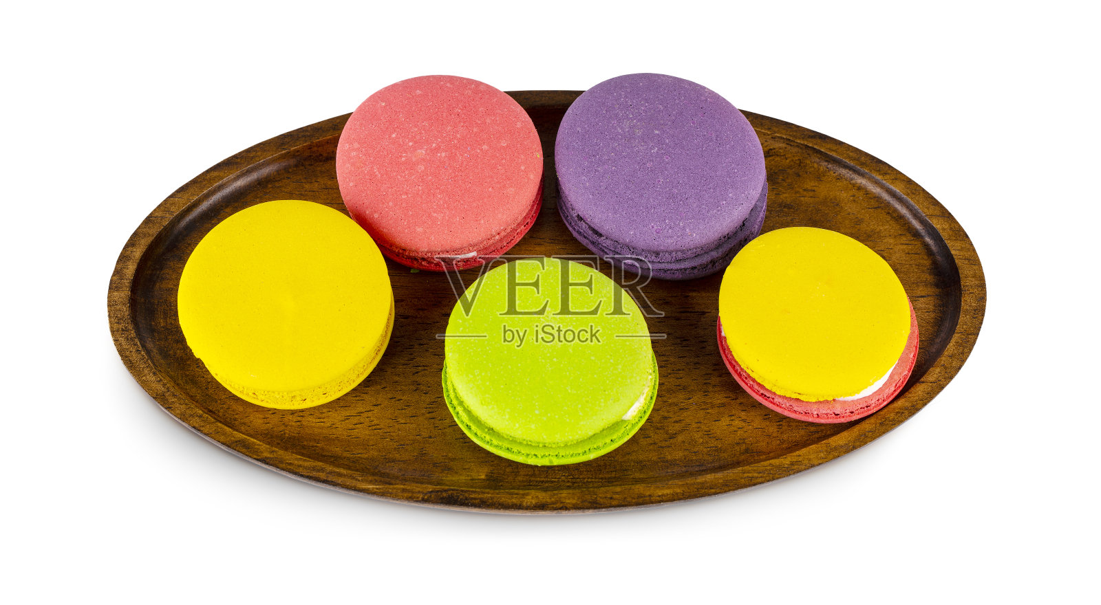 传统的法国马卡龙木制盘子被隔离在白色的背景上照片摄影图片