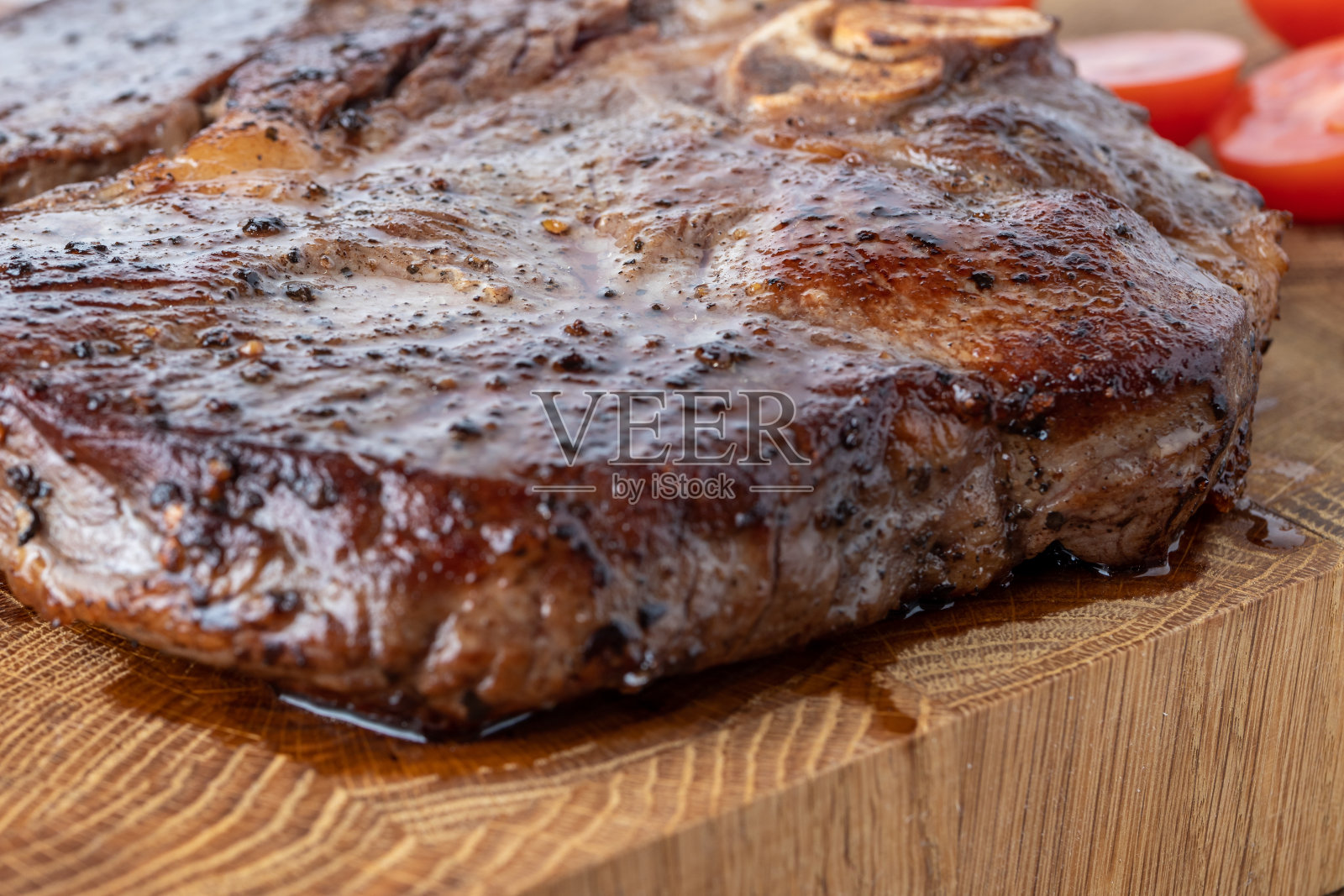 用香草和香料放在砧板上的牛排。在木板上烤牛柳牛排和烤蔬菜。菲力牛排配方概念，选择性聚焦照片摄影图片