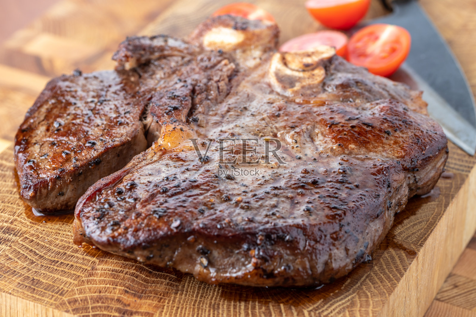用香草和香料放在砧板上的牛排。在木板上烤牛柳牛排和烤蔬菜。菲力牛排配方概念，选择性聚焦照片摄影图片