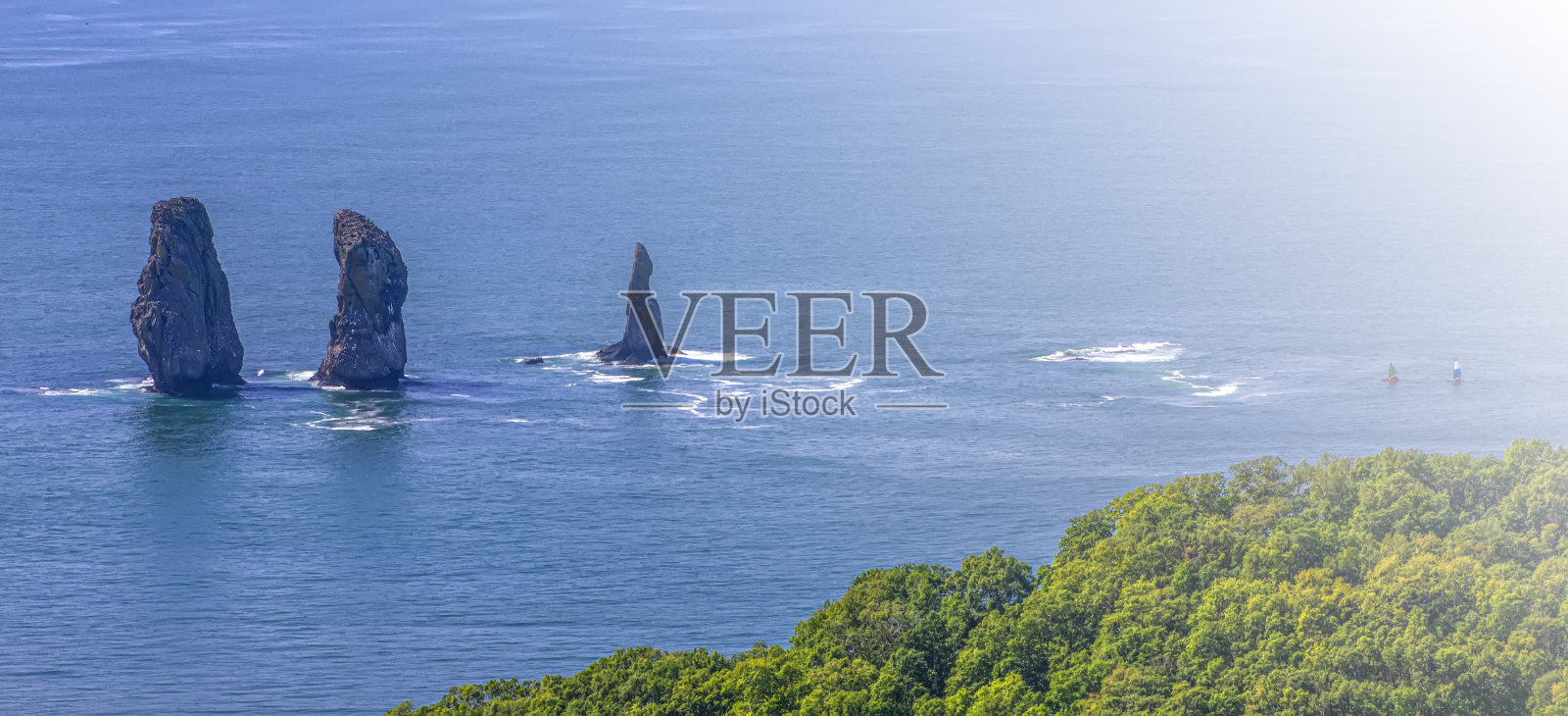 堪察加半岛阿瓦恰湾的三兄弟岩照片摄影图片