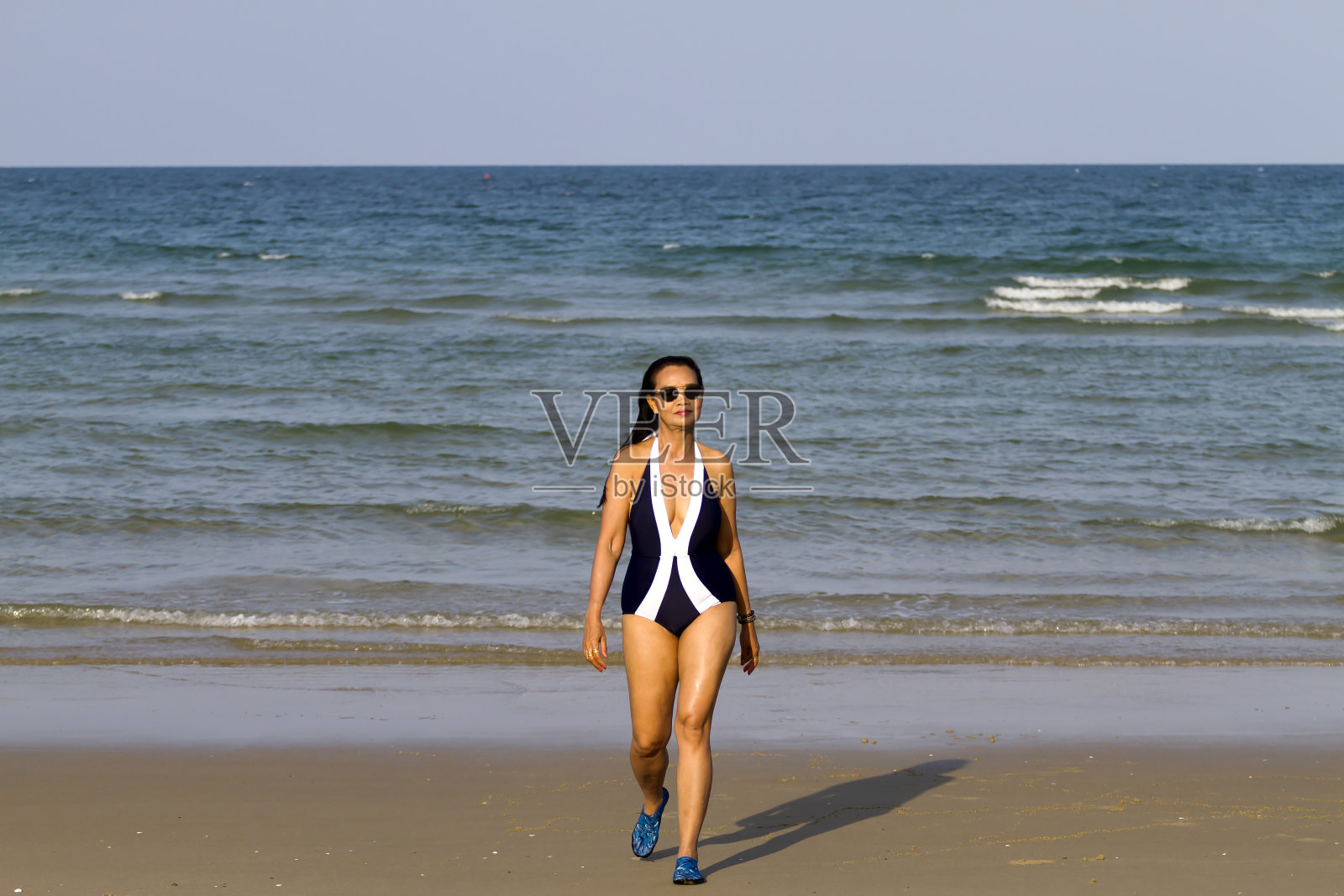 女人的身体美丽与比基尼放松在海滩上照片摄影图片