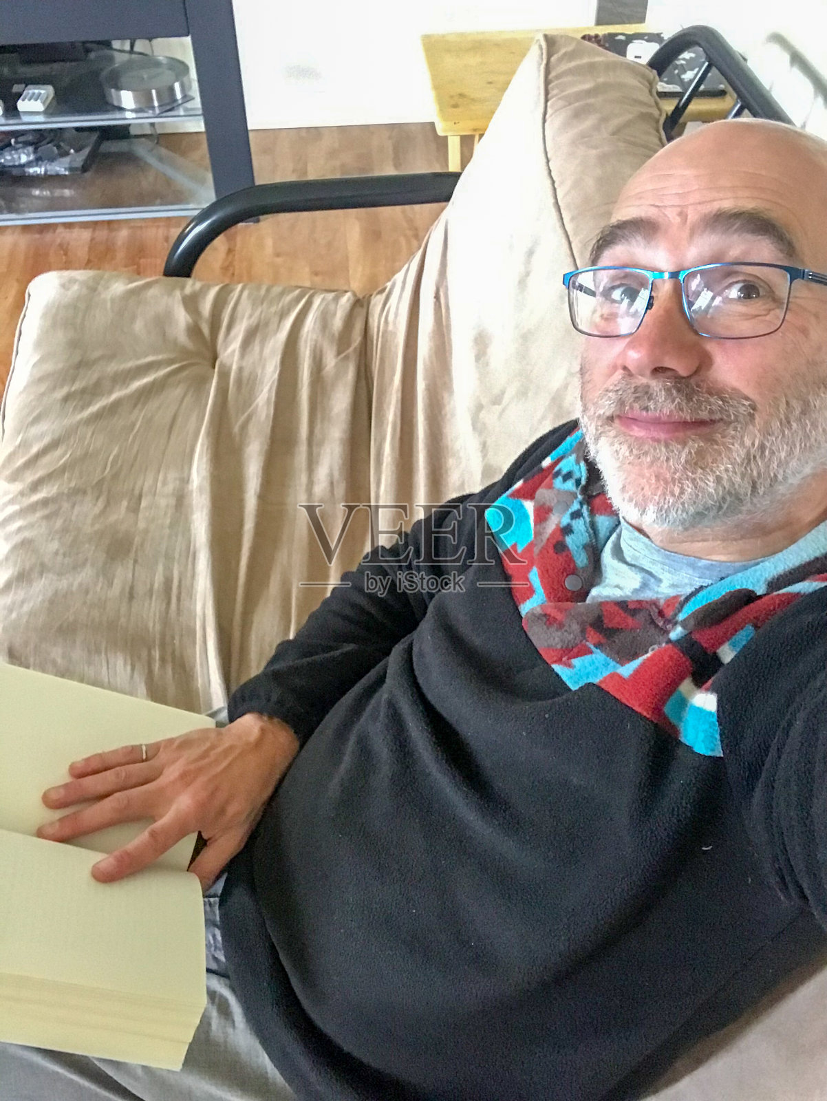 成熟男人看书的自拍照片摄影图片