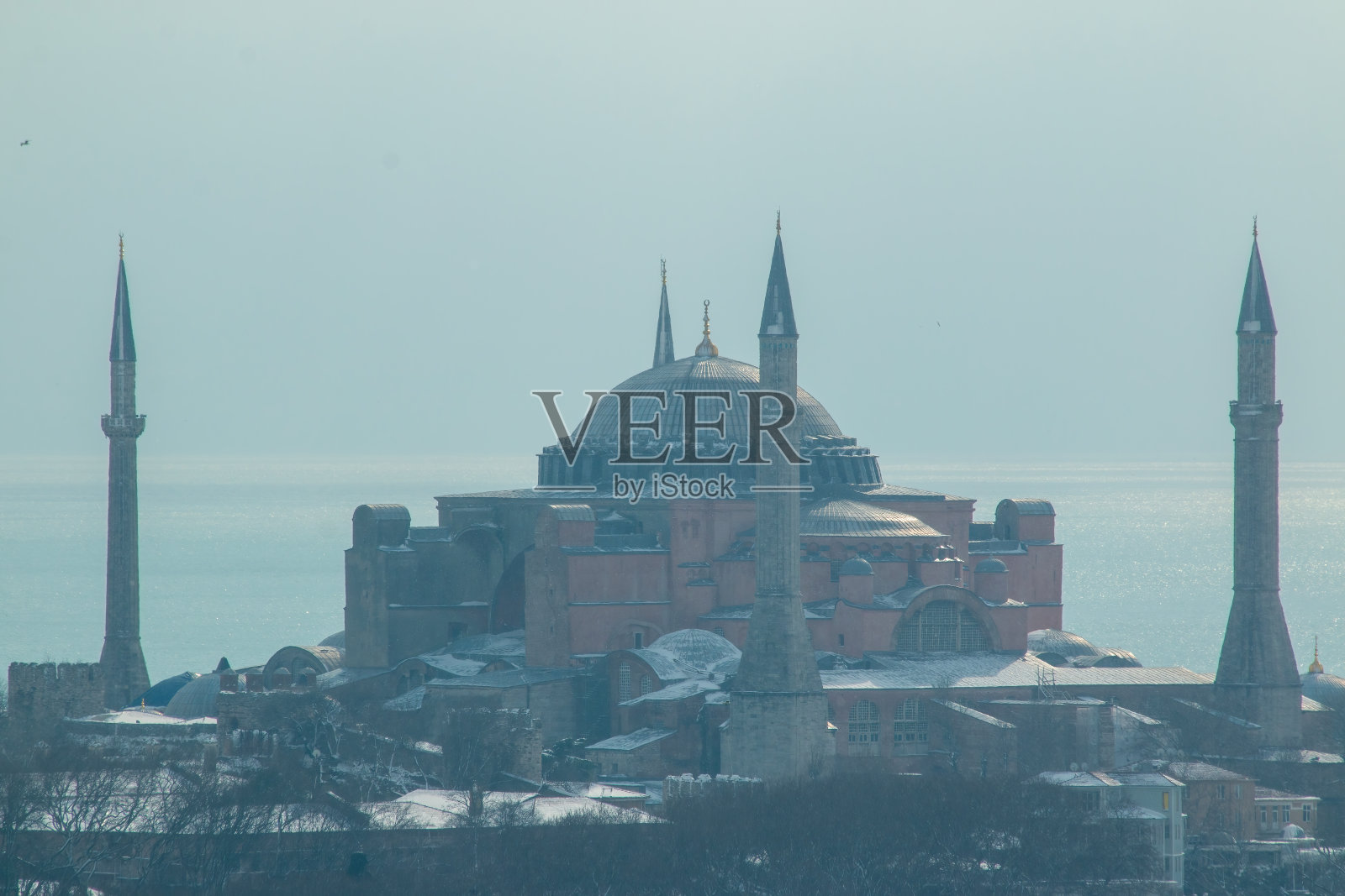 土耳其伊斯坦布尔，冬天下雪的圣索菲亚清真寺。土耳其的雪。照片摄影图片