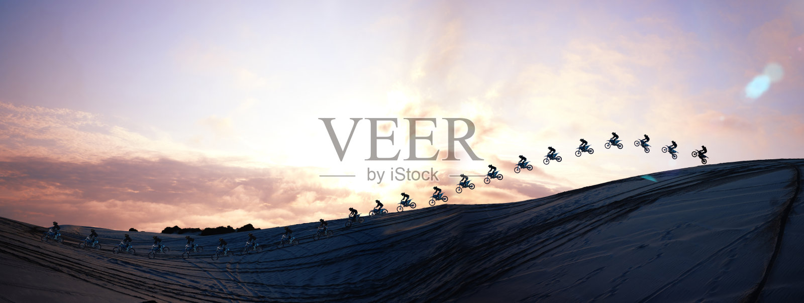 横幅、夕阳和骑自行车的人在大自然中进行一场比赛，集体锻炼和健身。团队，运动和人，赛车手或朋友骑摩托车，骑自行车和冒险在一个假期在沙漠中训练照片摄影图片