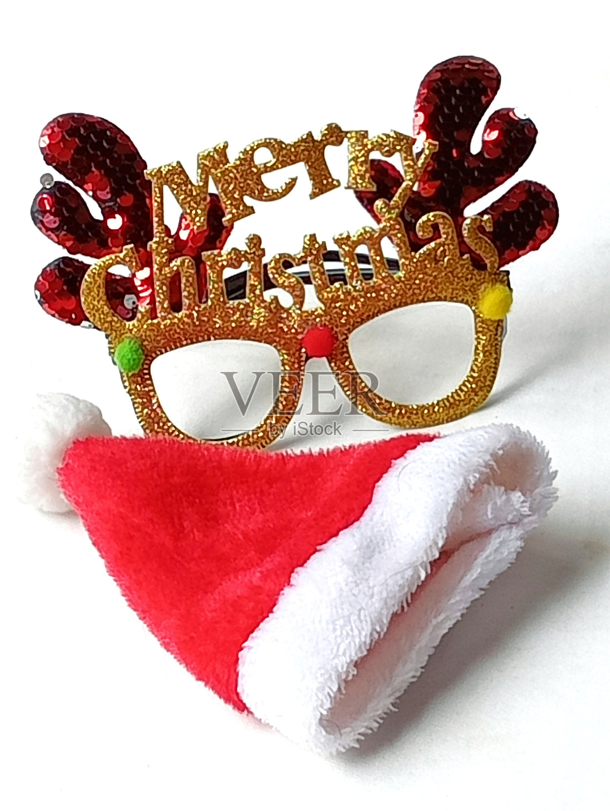 漂亮的金色鹿角眼镜和圣诞老人帽。照片摄影图片