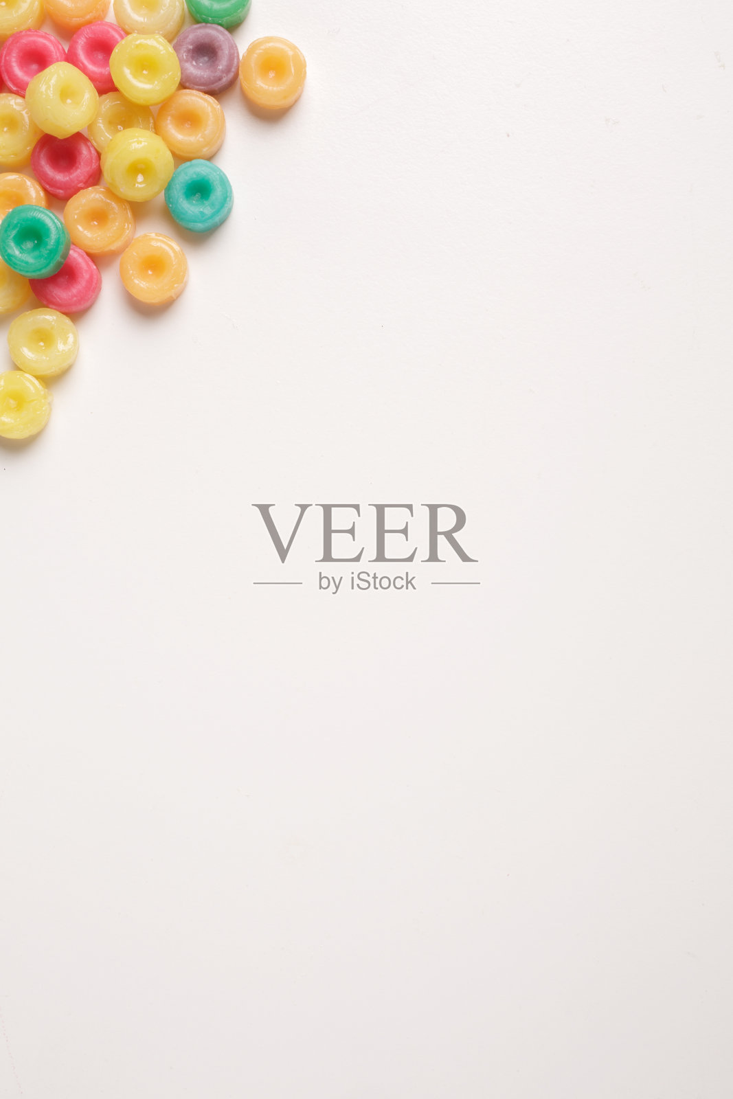 白色背景的彩色硬糖照片摄影图片