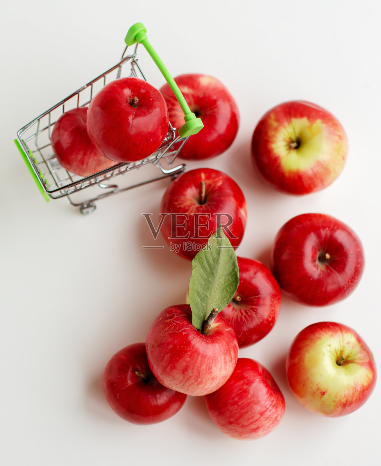 秋天的背景。卖苹果的概念，俯视图，苹果在购物车里。照片摄影图片