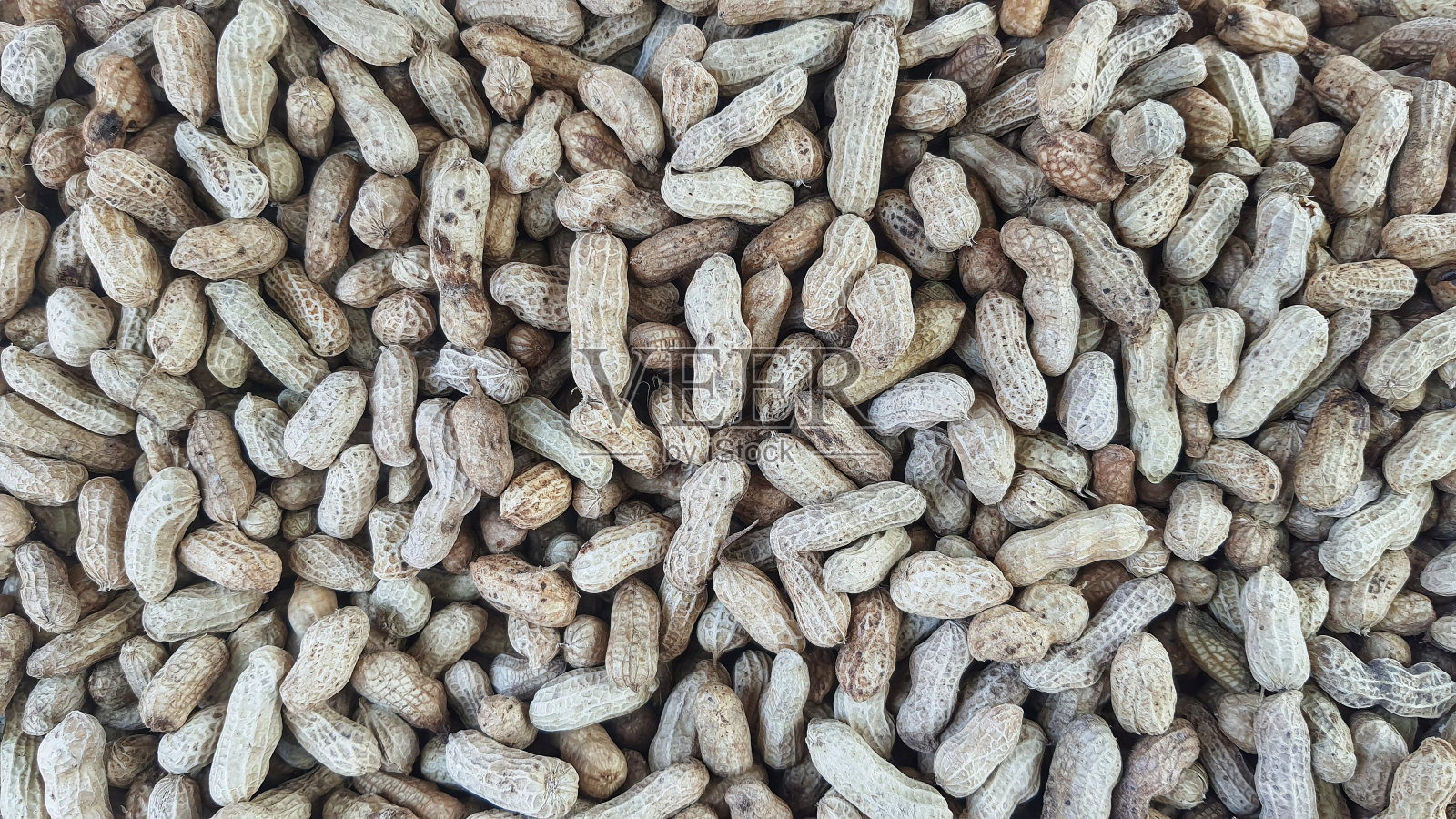 一堆煮熟或蒸熟的有机花生，近距离高角度观看。照片摄影图片