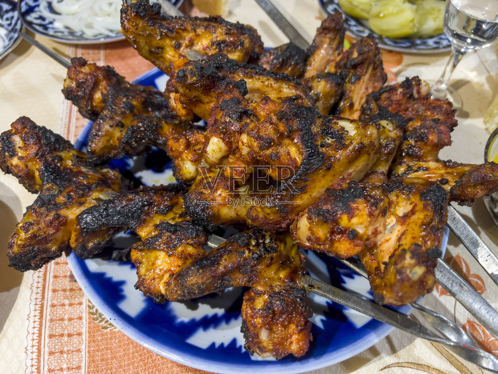 鸡翅羊肉串在上面烤着照片摄影图片