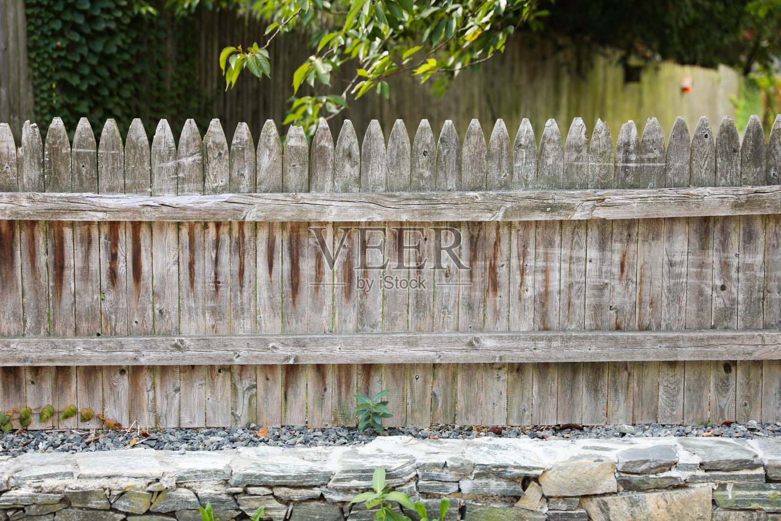 木栅栏在宁静的乡村环境中，沐浴在温暖的阳光下，唤起乡愁和乡村质朴之美照片摄影图片