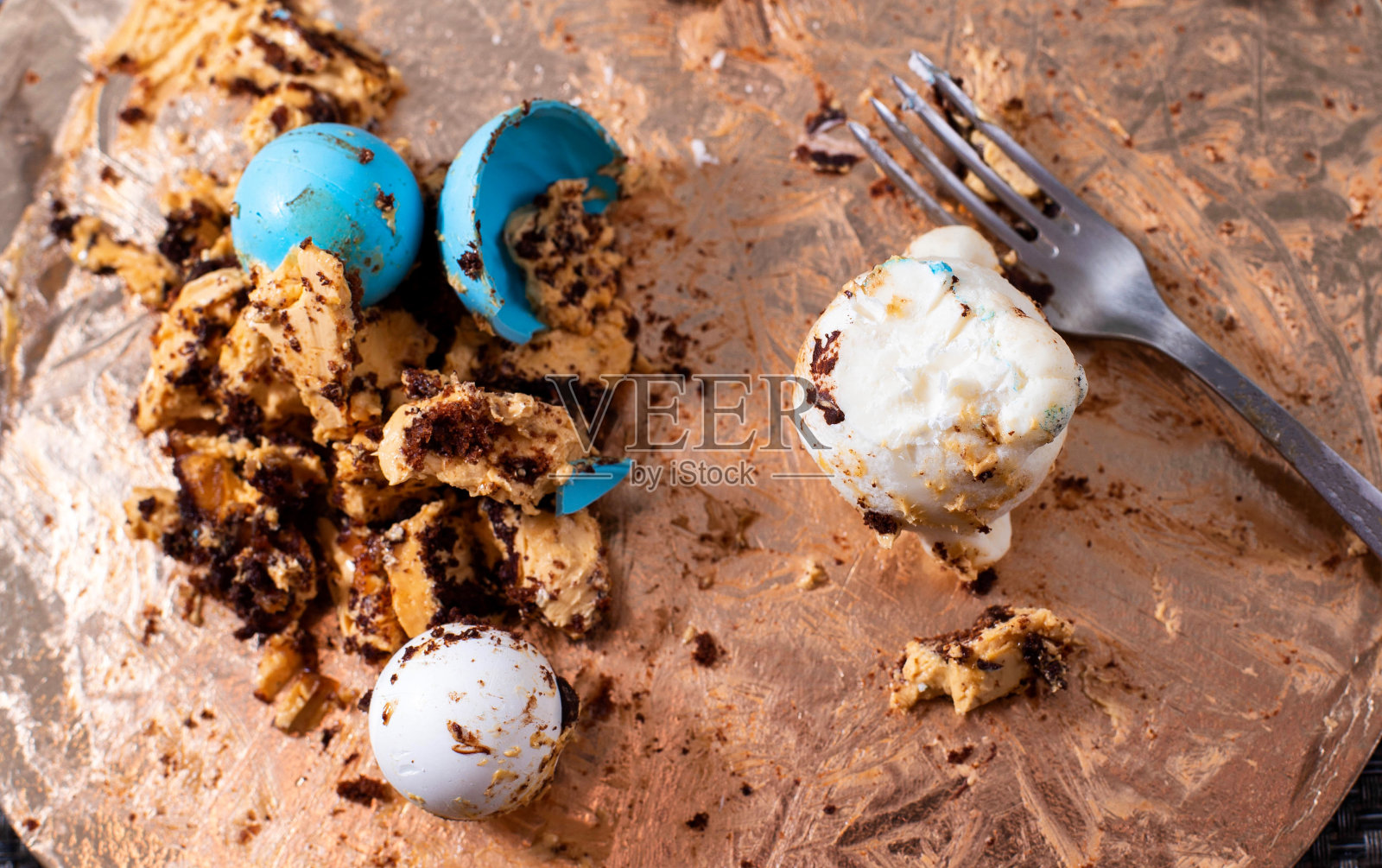 剩下的蛋糕和叉子在桌子上。垃圾食品的概念是由糖和奶油制成的饮食。照片摄影图片