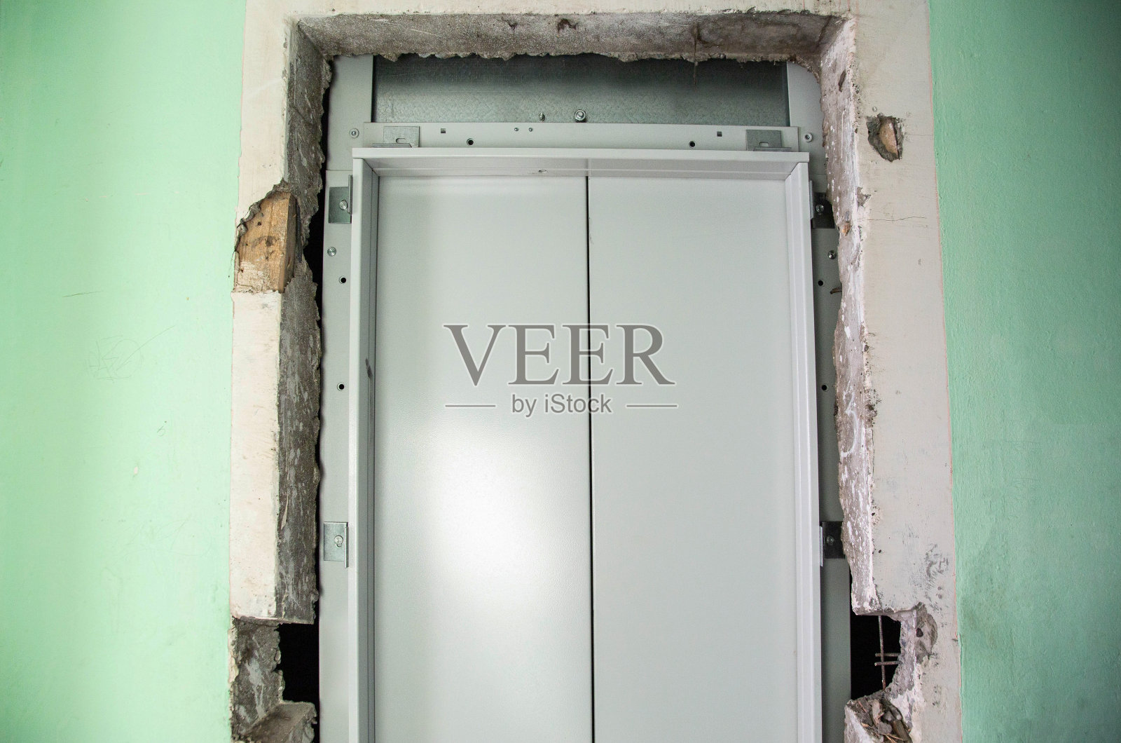 在楼梯间安装新的工业电梯照片摄影图片