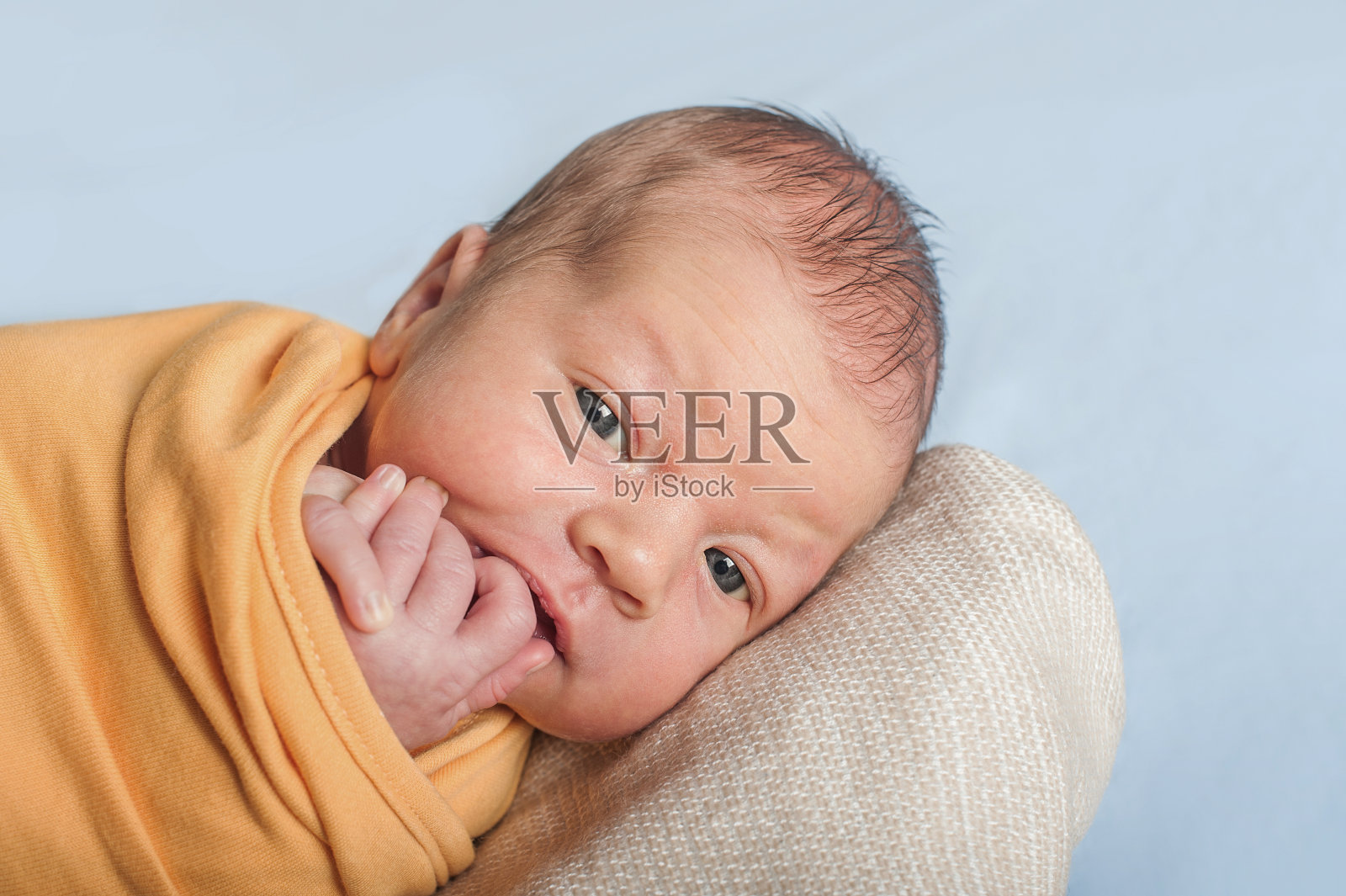 刚出生14天的婴儿，手里拿着乌克兰颜色之心(特写)照片摄影图片