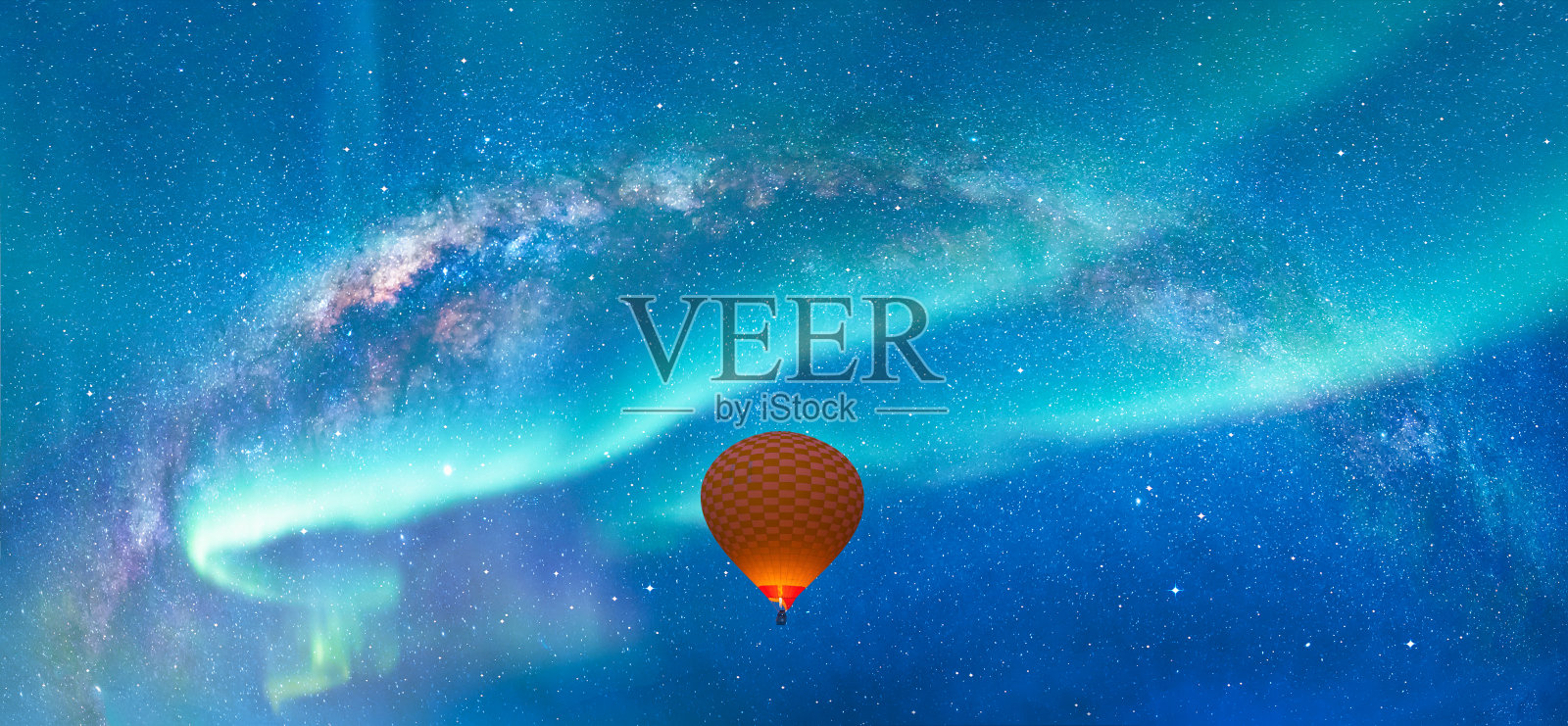 我们的星系是有北极光的银河系螺旋星系照片摄影图片