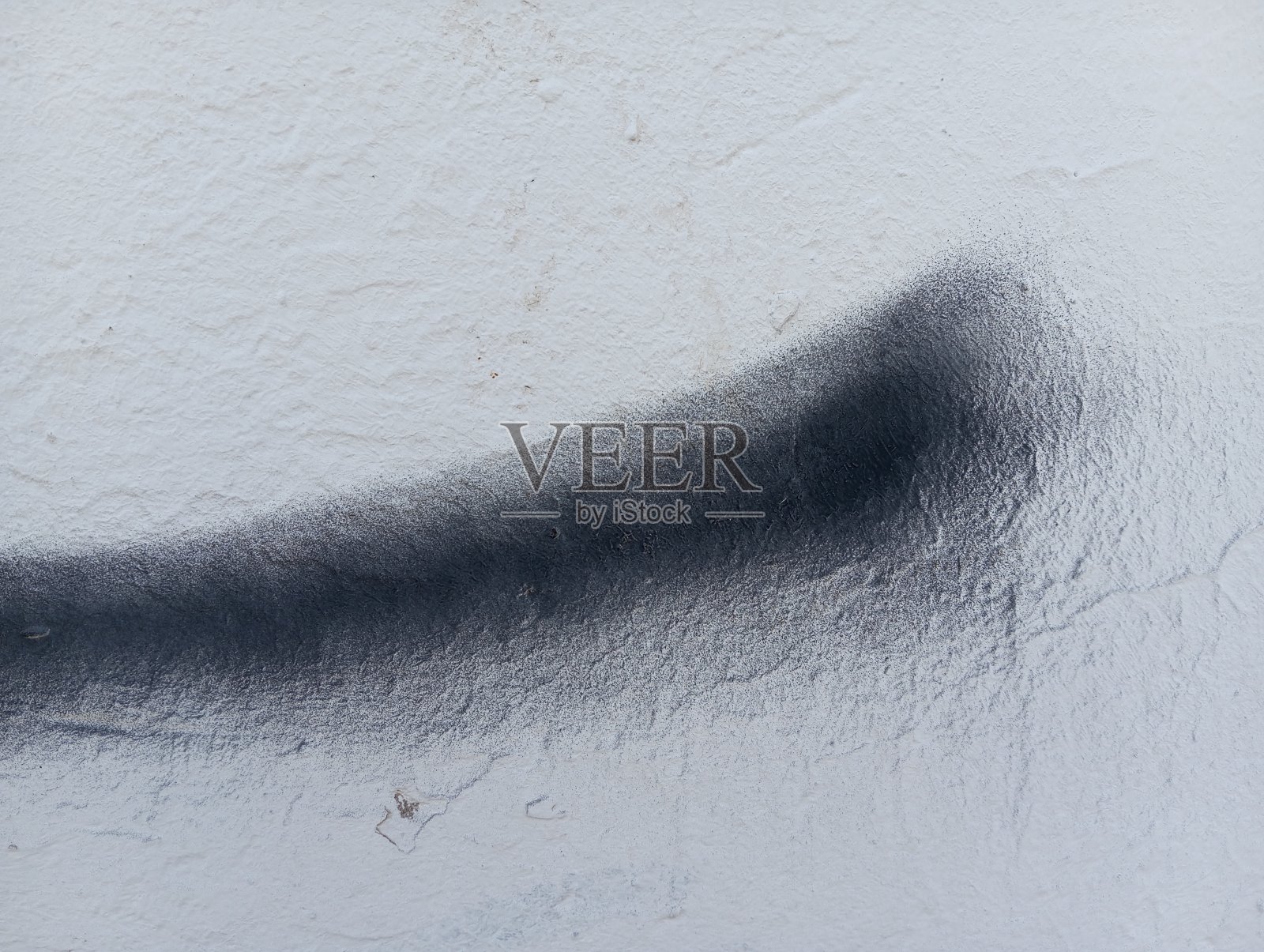 抽象的黑色油漆笔画背景。旧水泥墙上手绘的黑色笔画。照片摄影图片