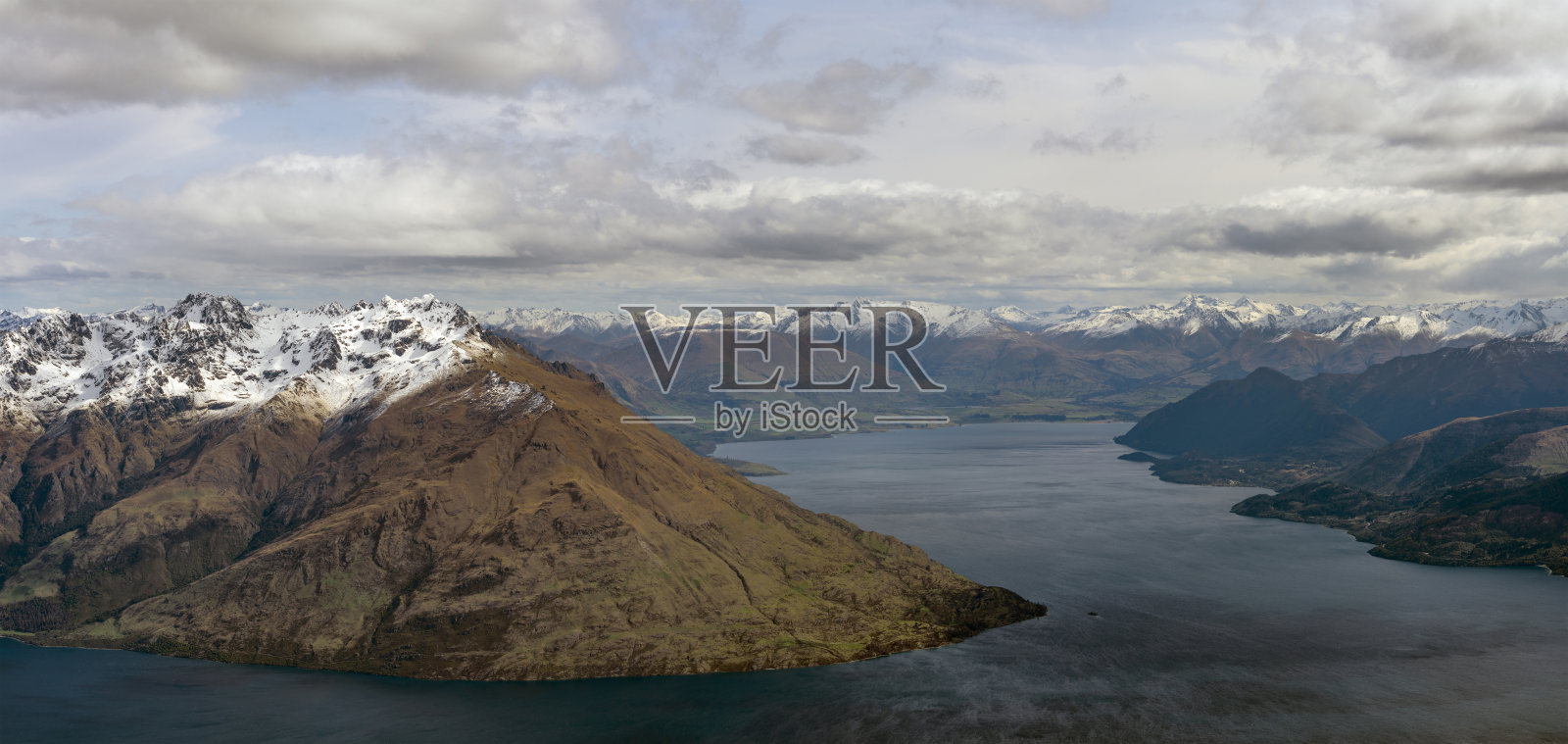 皇后镇，瓦卡蒂普湖与蕨山的景色照片摄影图片