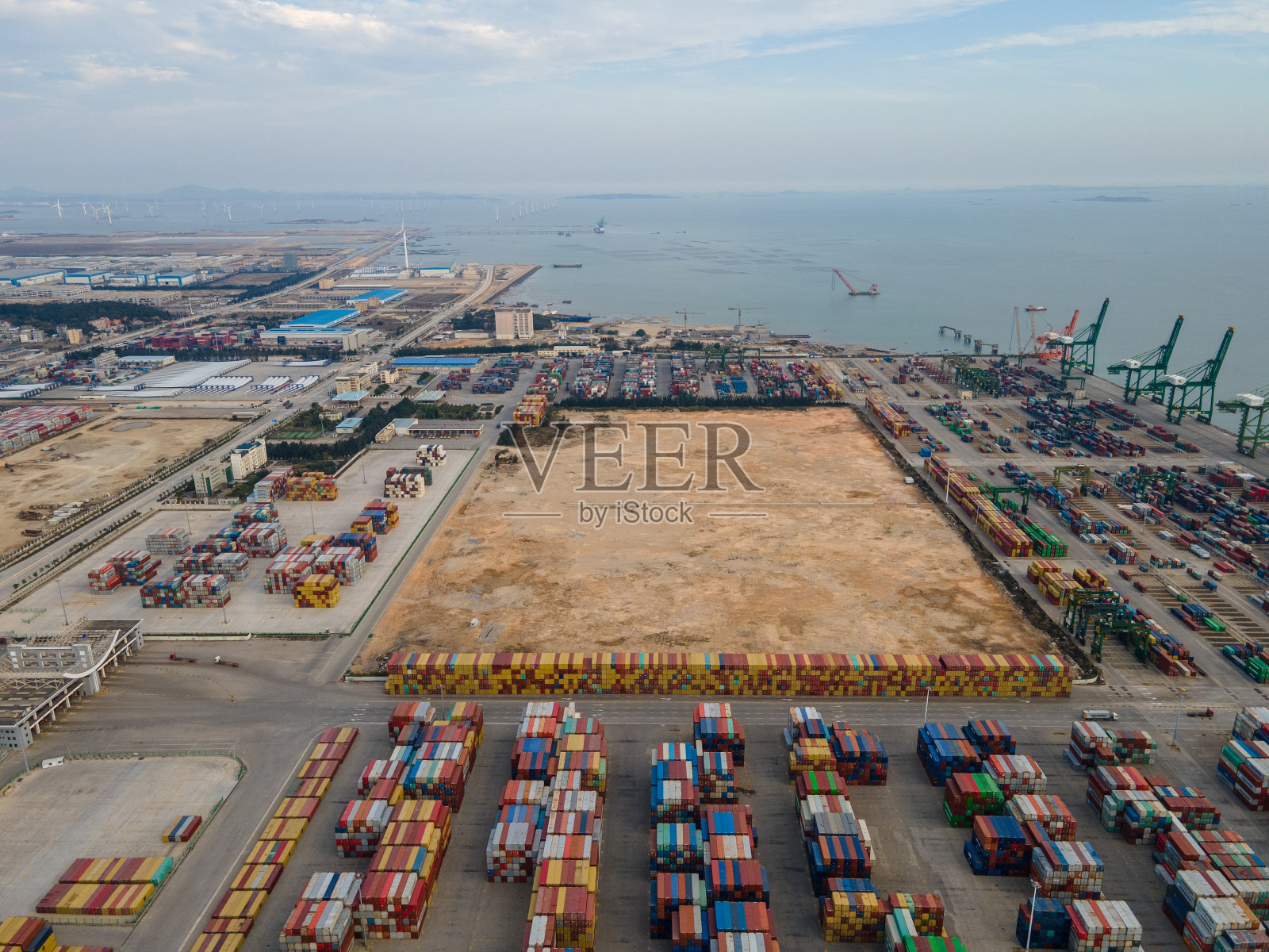 国际大型贸易港口集装箱鸟瞰图照片摄影图片