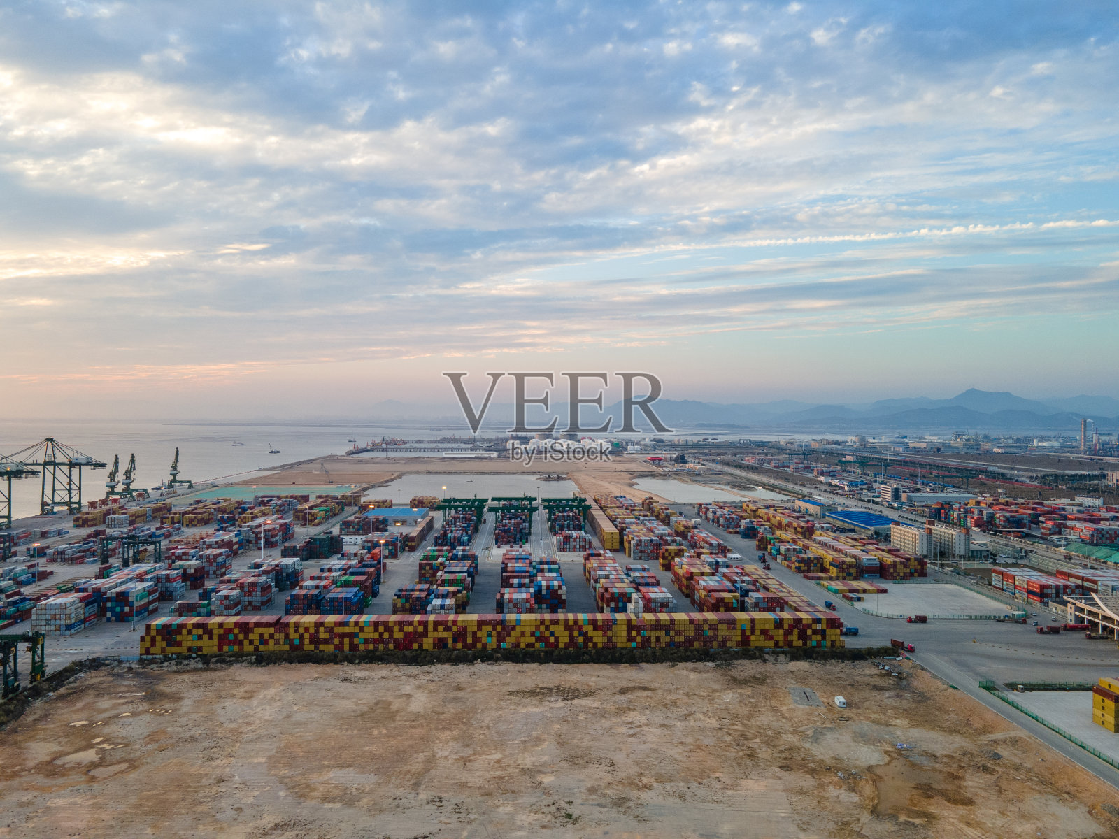 日落时全球集装箱贸易港口鸟瞰图照片摄影图片