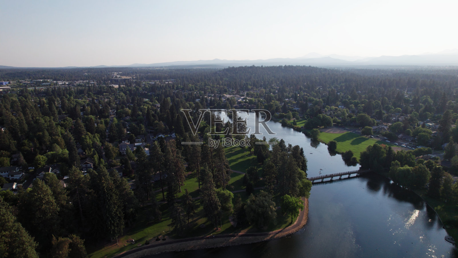 俄勒冈州本德的河流和房屋照片摄影图片