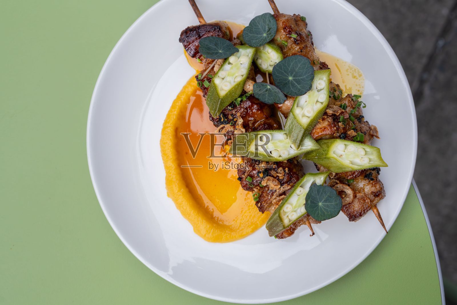 盛满蔬菜的盘子放在桌子上照片摄影图片