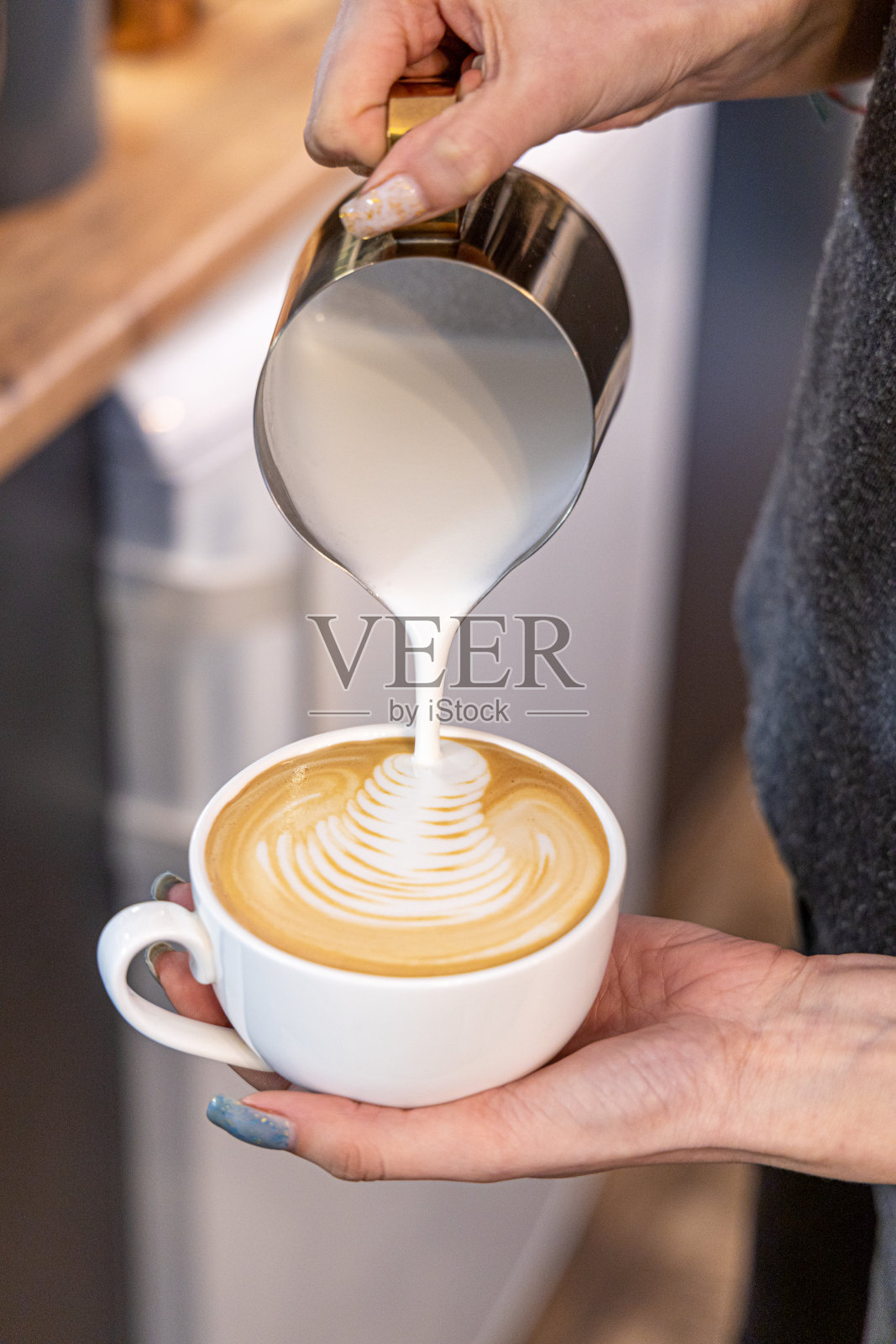 咖啡师的咖啡服务理念。女咖啡师在咖啡馆用咖啡机煮咖啡照片摄影图片