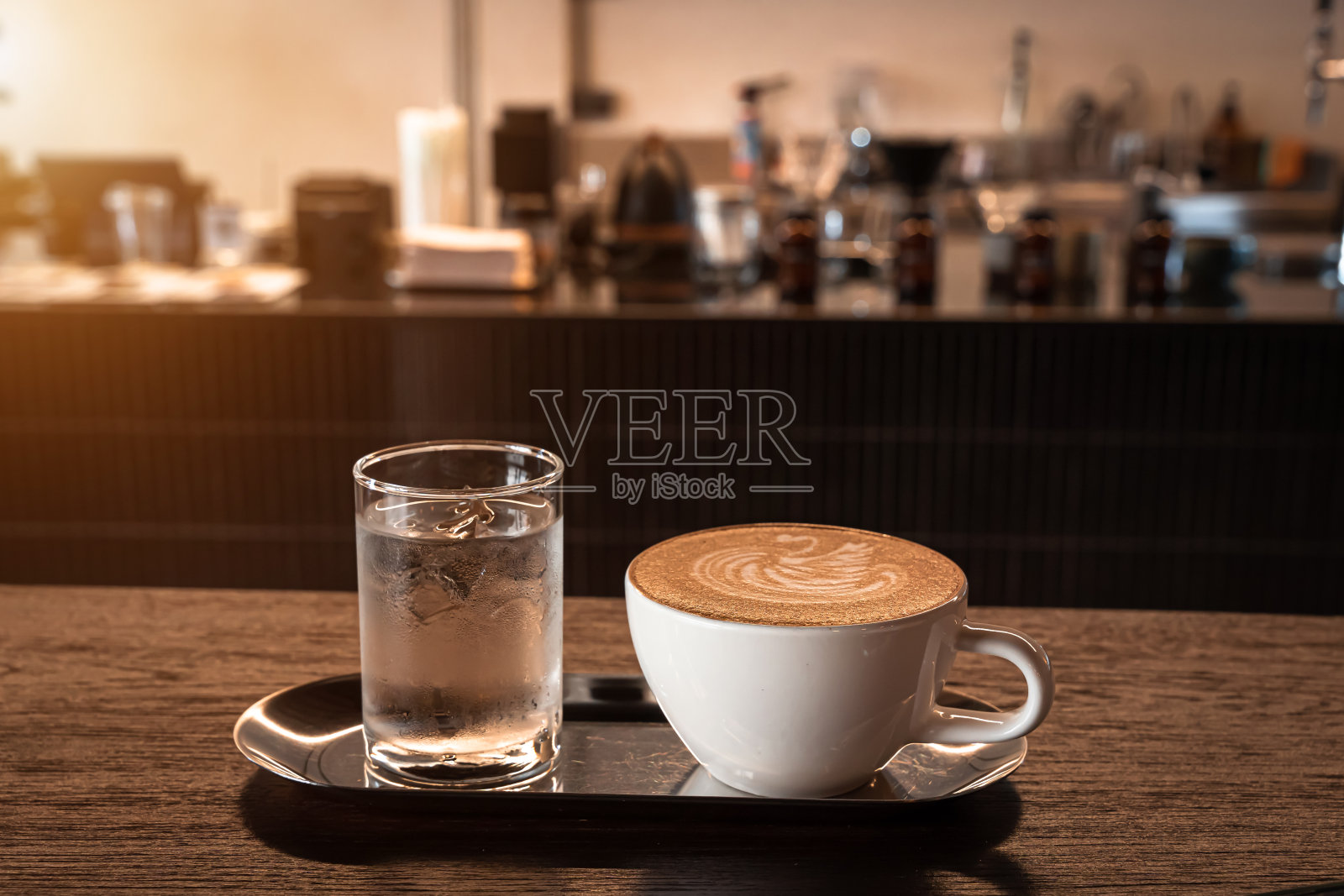 热咖啡拿铁与拿铁艺术牛奶泡沫在天鹅形状的杯杯杯在木桌子上的顶部视图。如早餐在咖啡厅咖啡厅，商务期间工作概念照片摄影图片