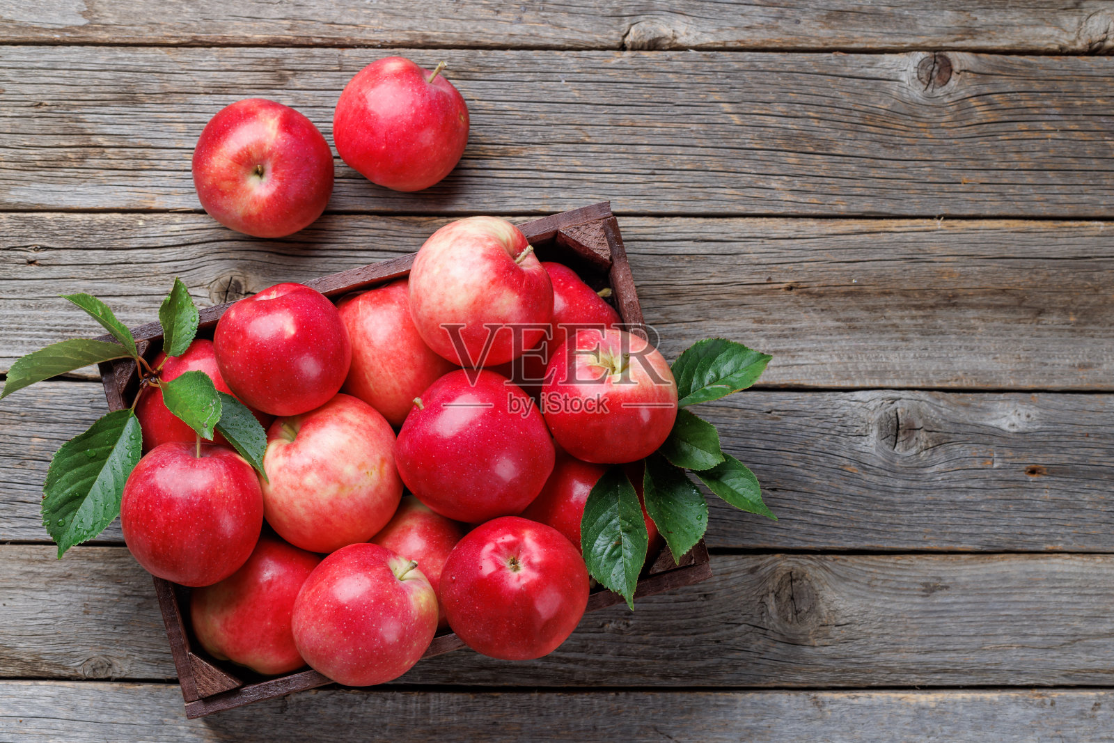 装有新鲜红苹果的木箱照片摄影图片