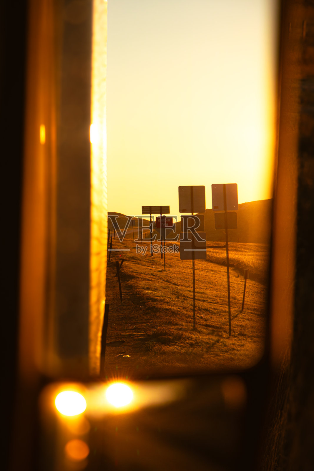 镜子里日出的倒影照片摄影图片