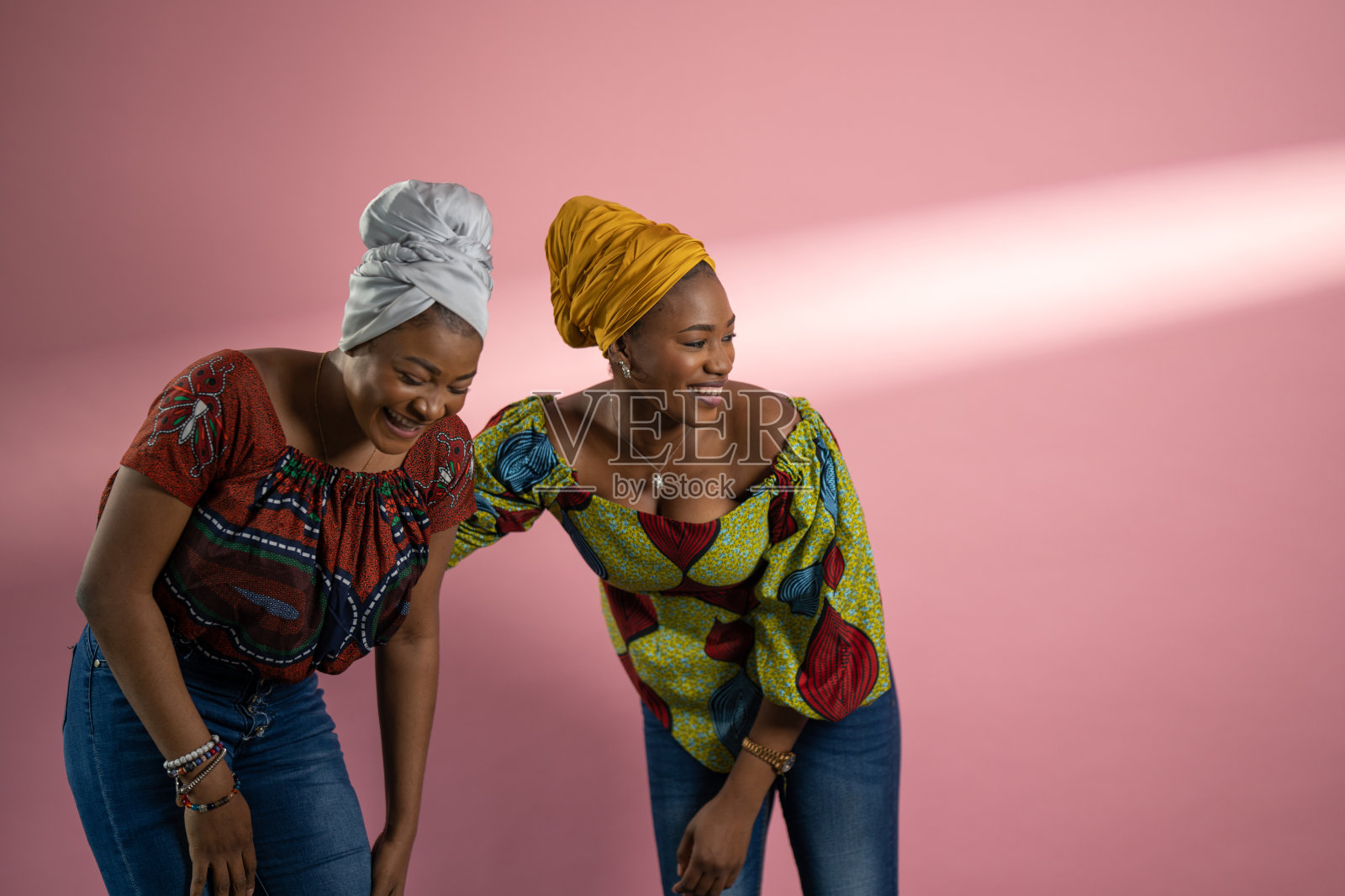 开朗的女性朋友照片摄影图片