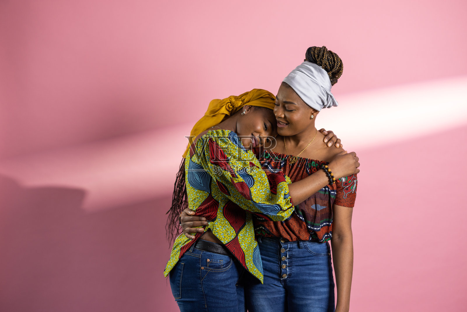 女性朋友之间的拥抱照片摄影图片