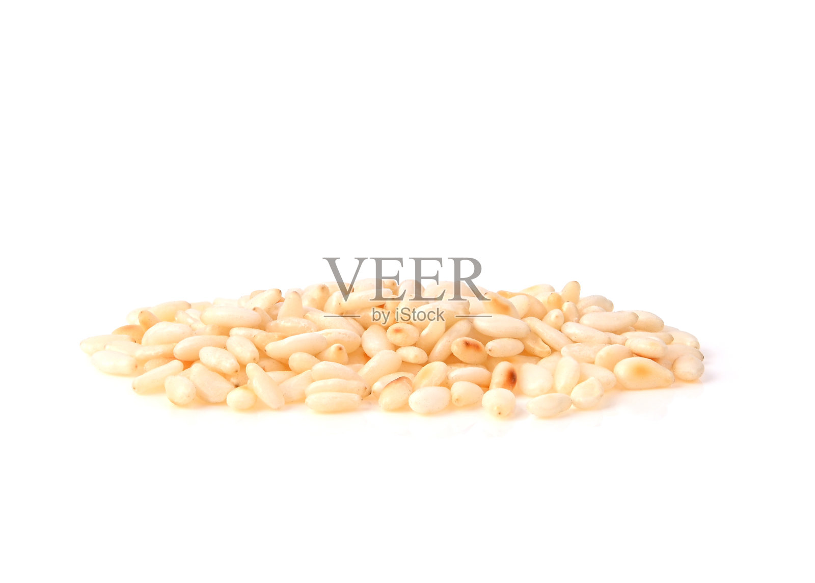 白色背景上孤立的白芝麻。照片摄影图片