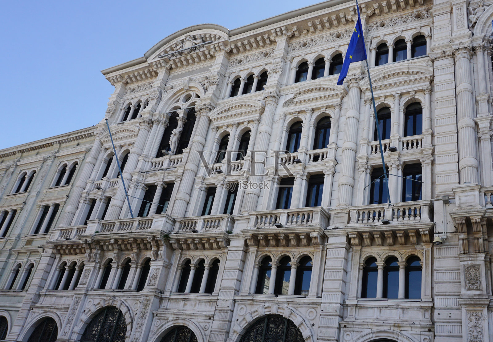 的里雅斯特的街道上矗立着古老而多彩的地中海式房屋。意大利的里雅斯特照片摄影图片