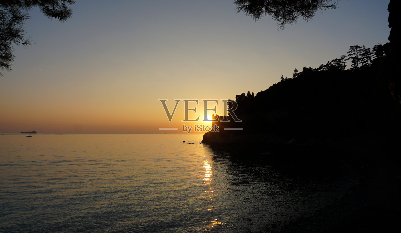 夕阳下的米拉马雷城堡花园照片摄影图片