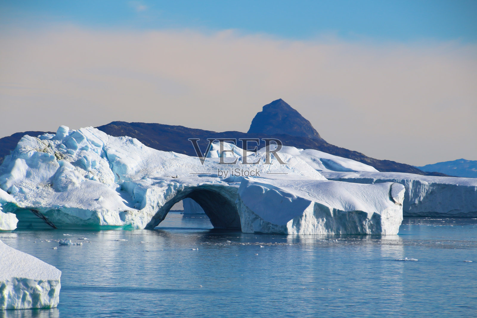 丹麦格陵兰岛乌曼纳克峡湾的巨大冰山照片摄影图片