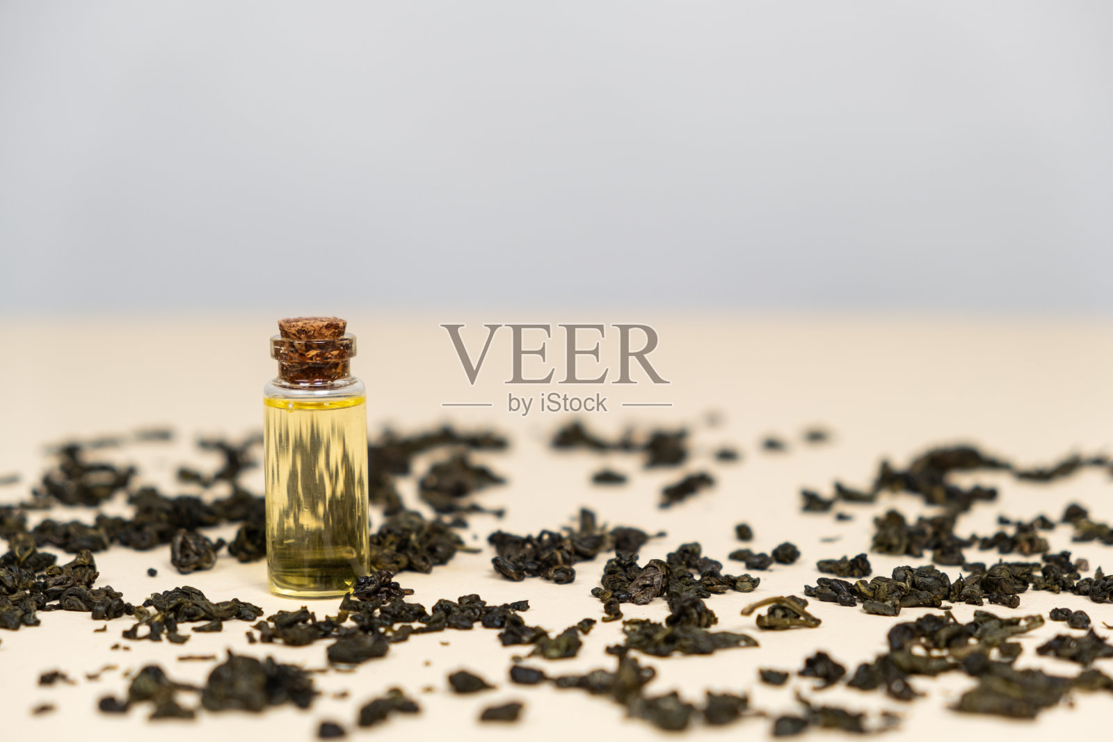 装在玻璃瓶里的绿茶油，用于美容和芳香疗法。照片摄影图片